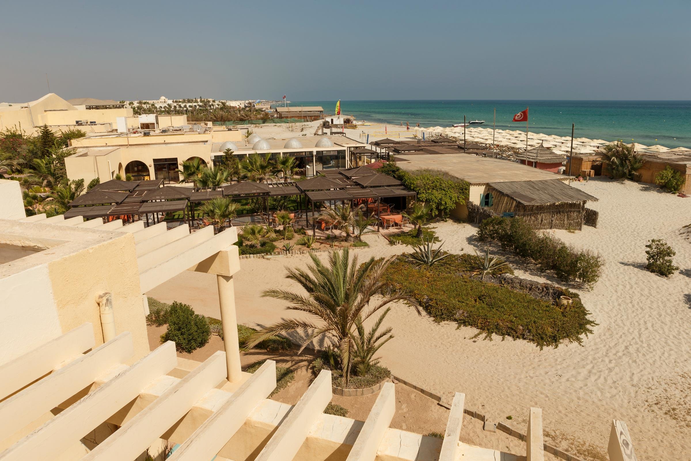 Blick auf den Strand und das Premium Cluburlaub Resort von Aldiana in sonniger Lage