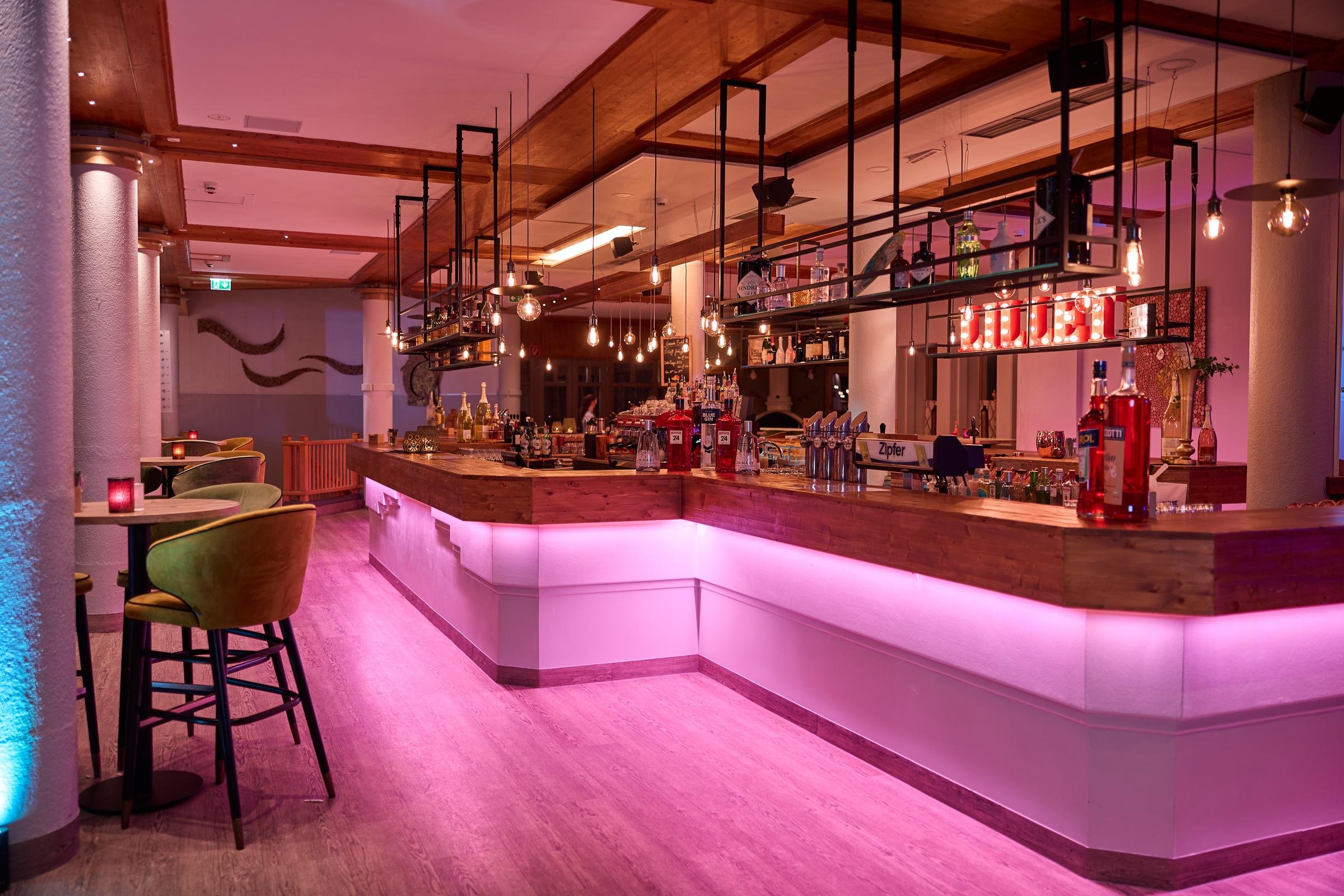 Barbereich in einem modernen Hotel mit stilvollem Design und angenehmer Atmosphäre