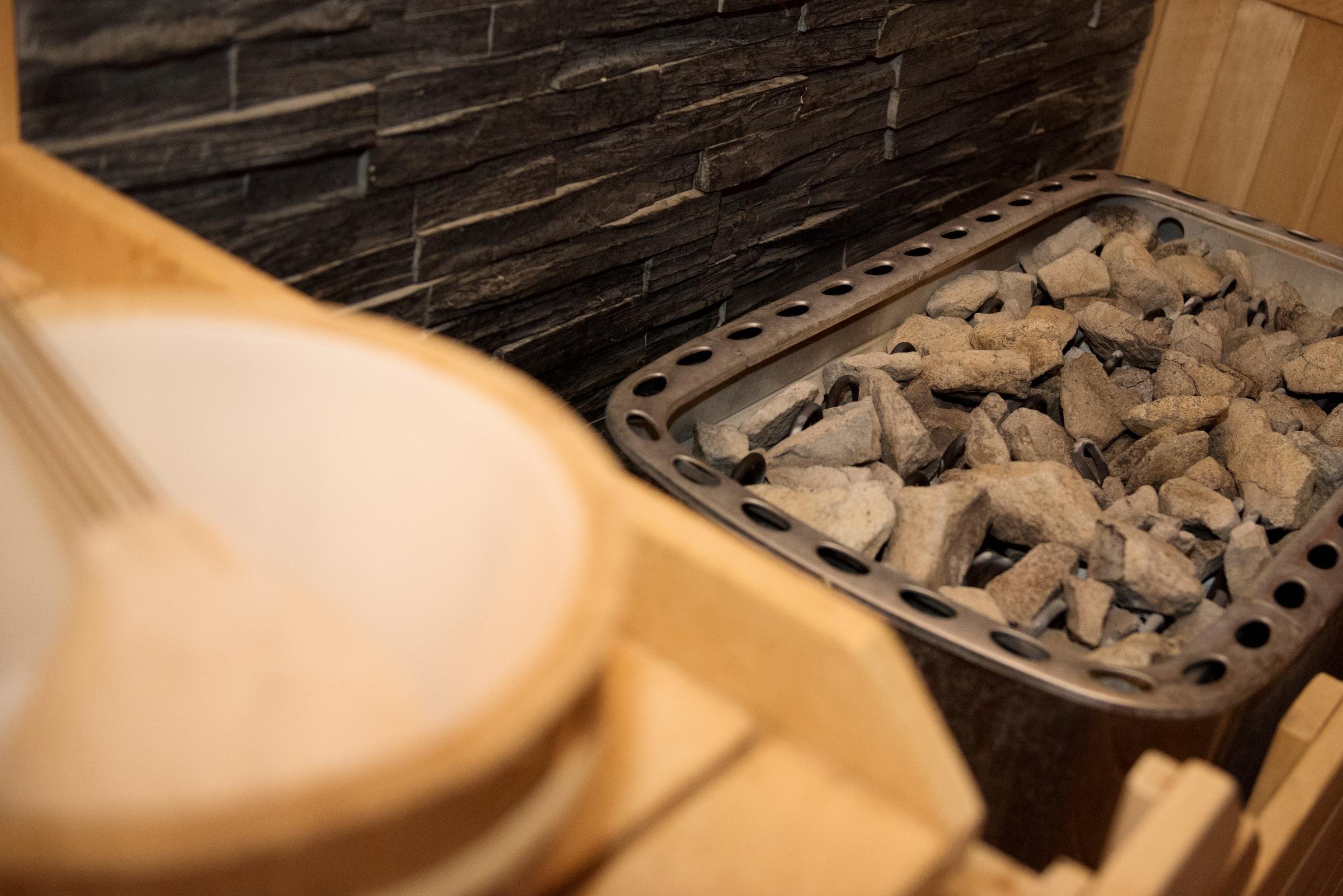 Brennstoffbehälter mit Steinen, für Sauna oder Feuerstelle, in einem Wellness-Resort