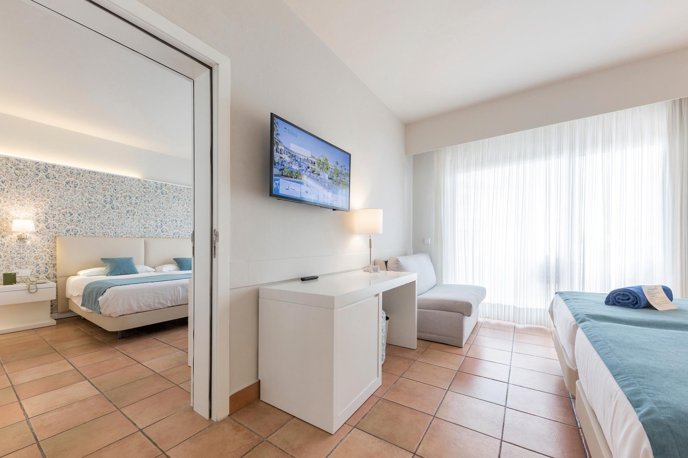 Modern Hotelzimmer im Aldiana Premium Cluburlaub mit komfortablem Bett und Sitzecke