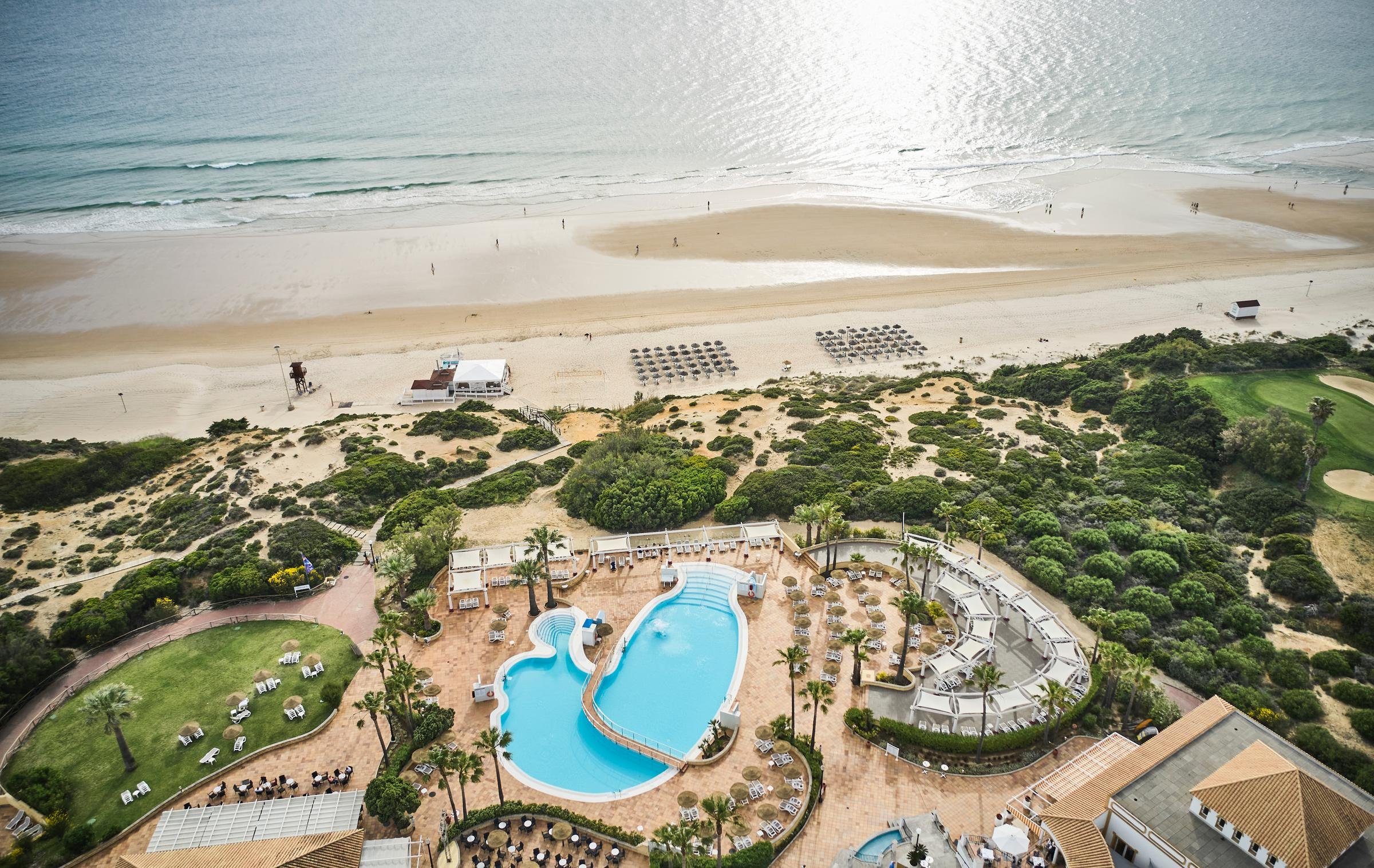 Aldiana Premium Cluburlaub am Strand mit Pool und grünem Garten, ideal für Erholung