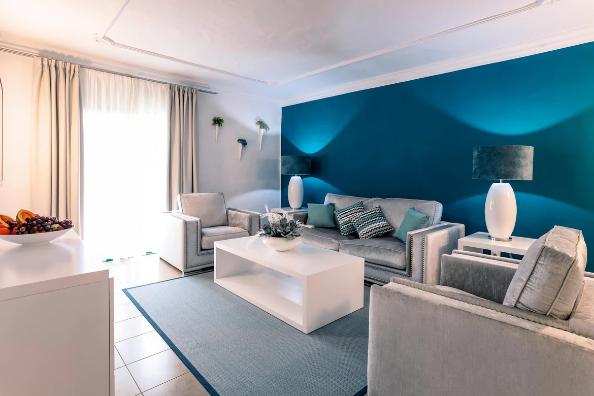 Moderne Hotelzimmer im Premium Cluburlaub bei Aldiana mit gemütlicher Sitzgruppe und stilvoller Einrichtung