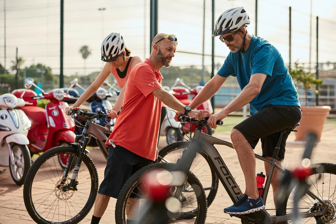Menschen mit E-Bikes von Focus beim Bikeshop 