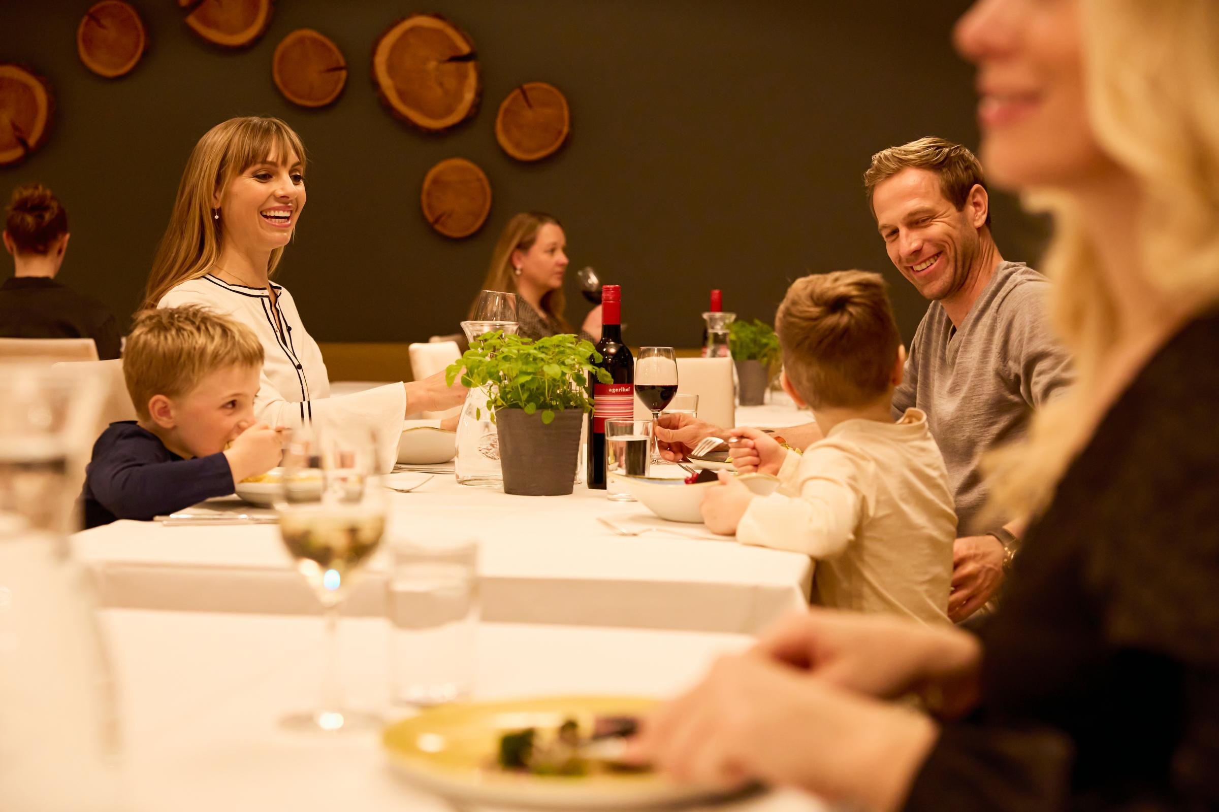 Familien beim Essen in einem eleganten Aldiana Premium Cluburlaub Restaurant
