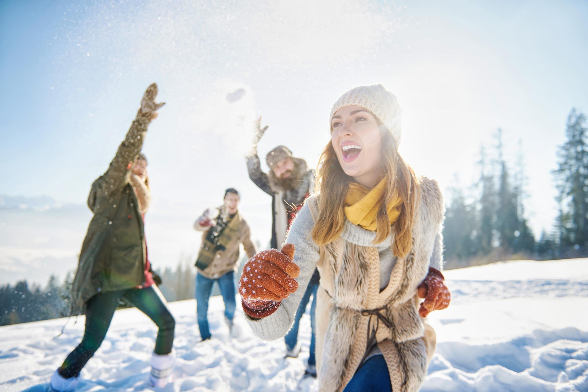 Familie beim Winterspaß im Schnee bei Aldiana, einem Premium Cluburlaub Anbieter