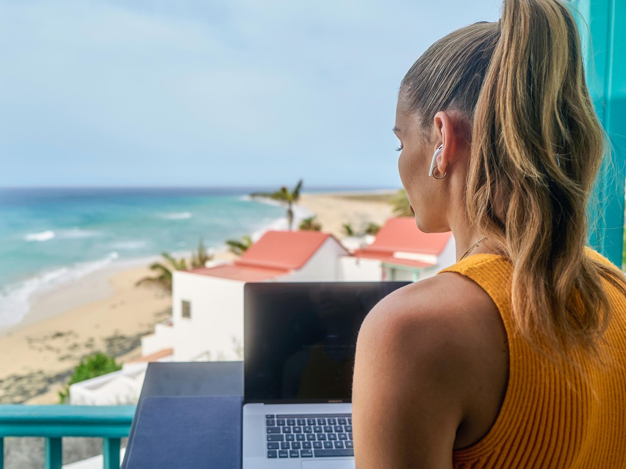 Entspannter Urlaub am Strand im Aldiana Premium Club mit Meerblick und Sonnenlicht.