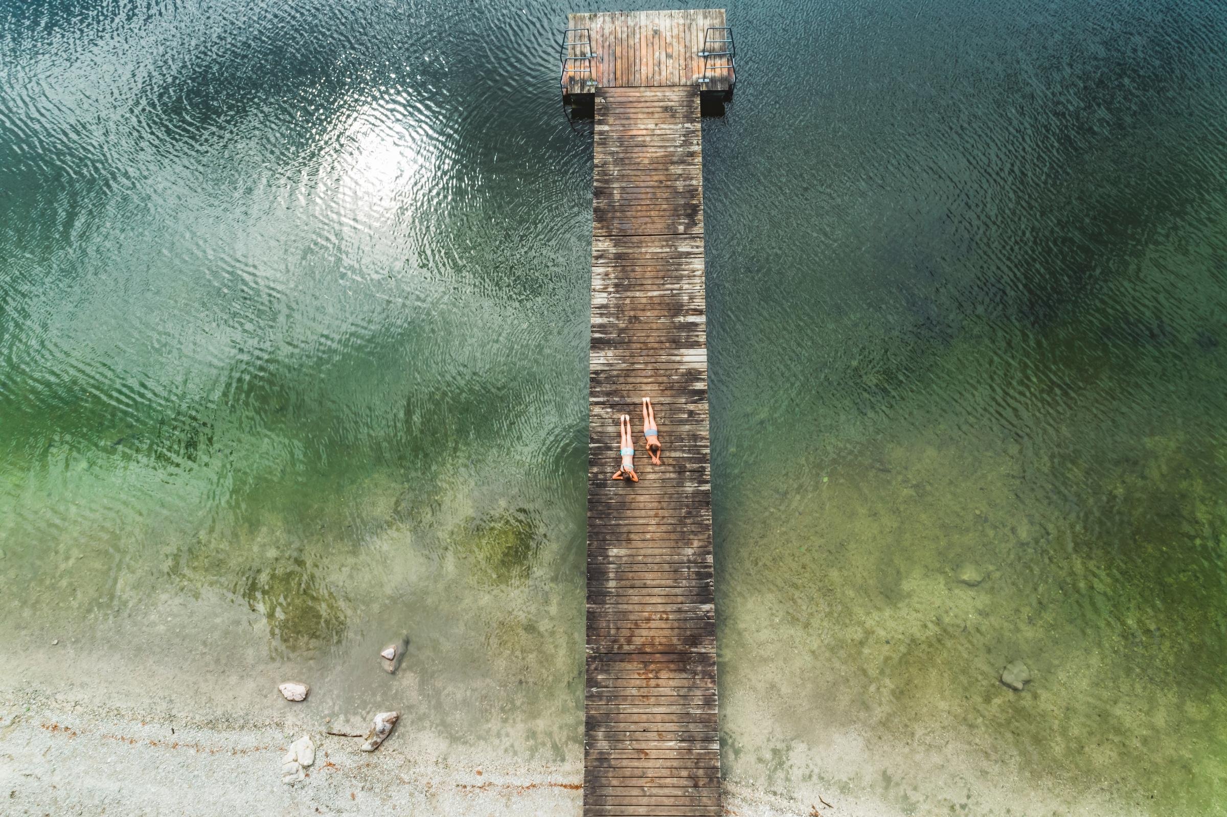 Ein hoher Bootssteg ins ruhige Wasser, umgeben von Natur, ideal für einen Premium Cluburlaub bei Aldiana