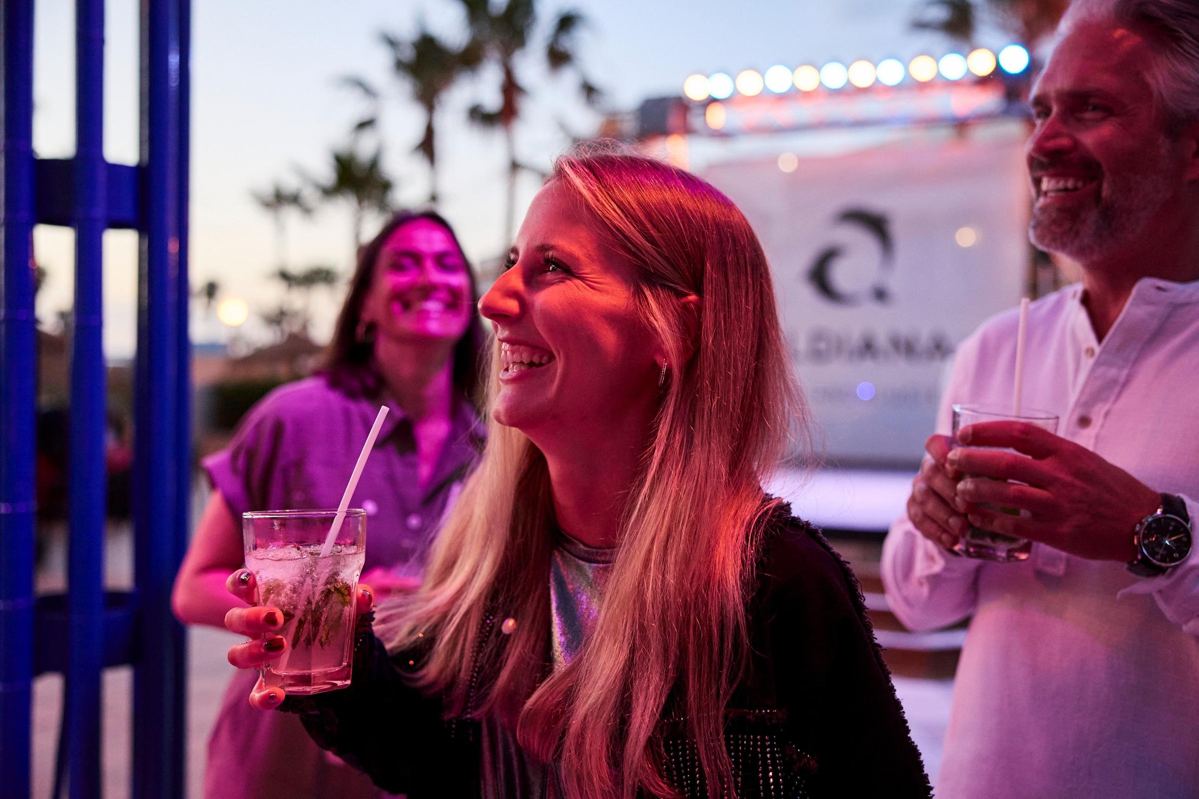 Personen am Abend bei Aldiana im Premium Cluburlaub, drinks und entspannte Atmosphäre