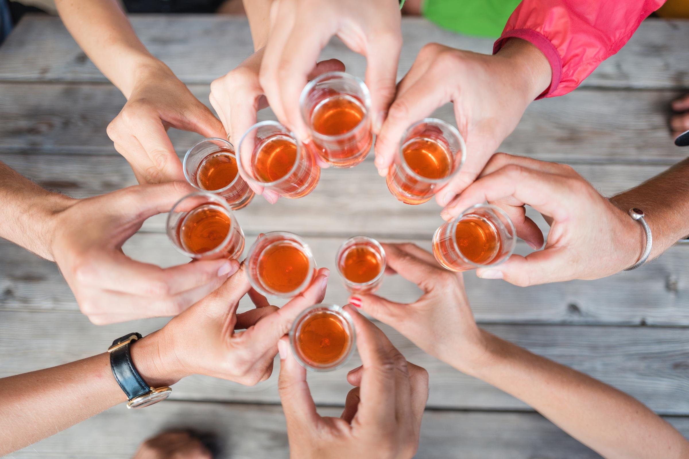 Mehrere Personen stoßen im Premium Cluburlaub von Aldiana mit Gläsern an