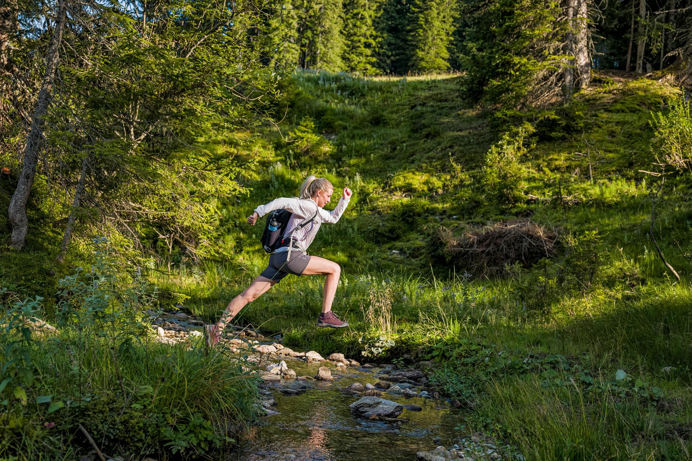 Junge Frau beim Wandern in der Natur, im Premium Cluburlaub bei Aldiana