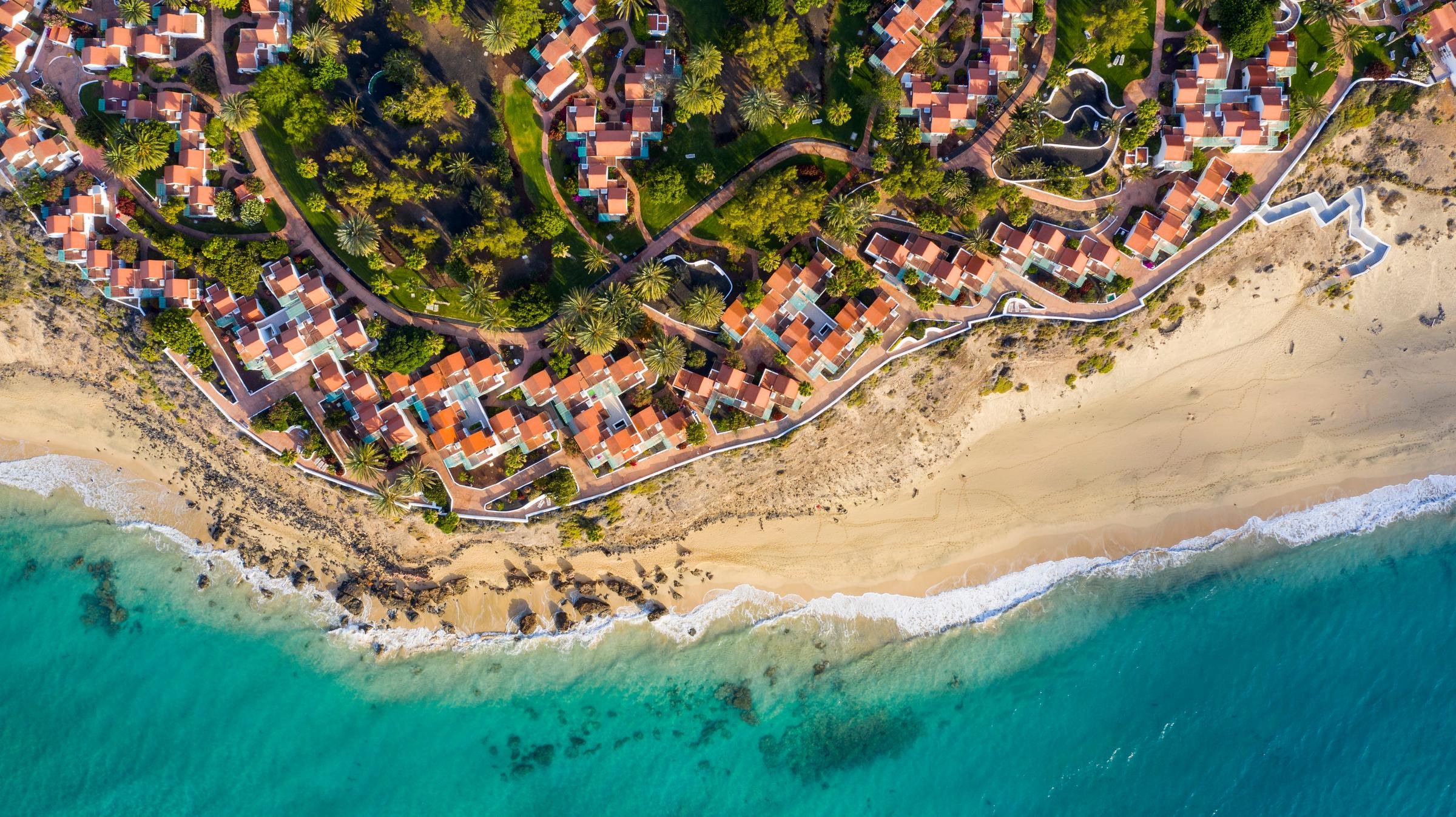 Vogelperspektive auf den Club und Strand