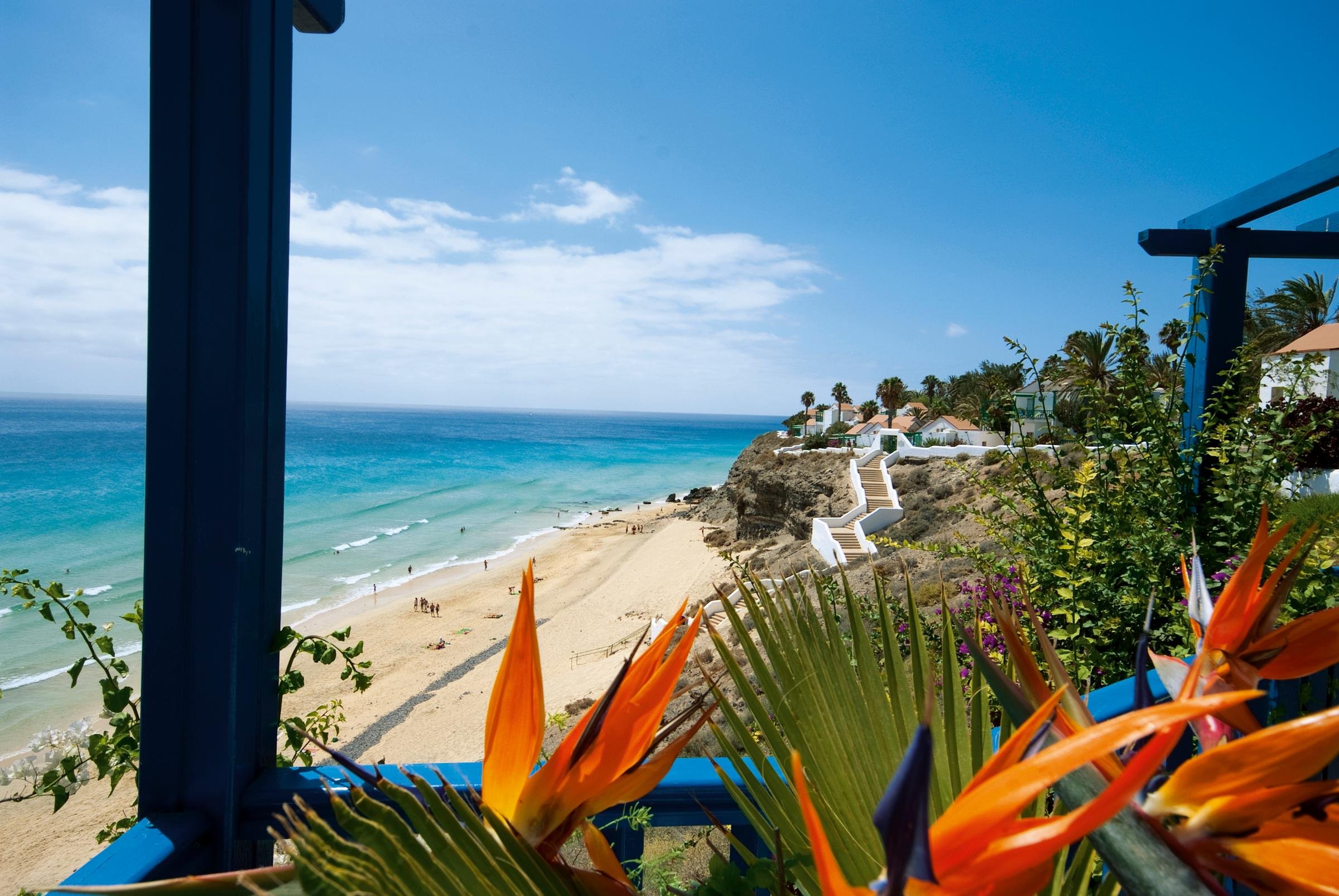 Blick auf den Strand und das Meer bei Aldiana, Premium Cluburlaub in einer sicheren Umgebung