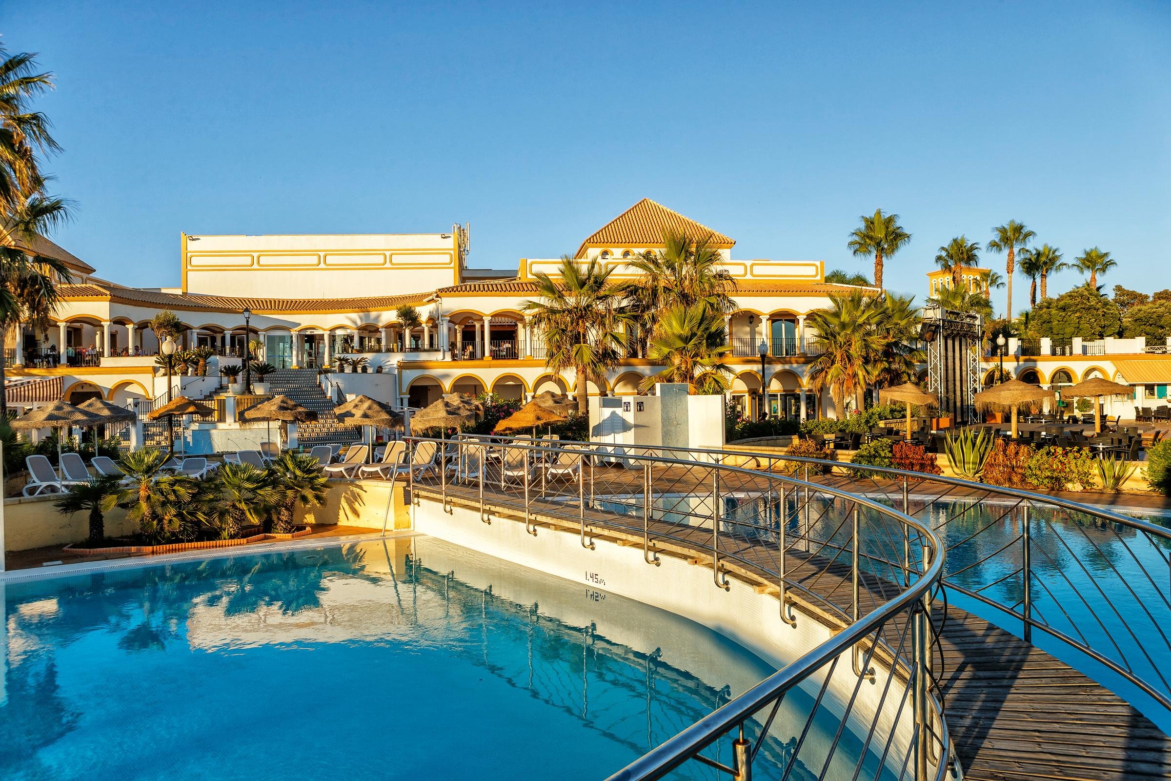 Luxuriöses Resort von Aldiana mit Pool, Garten und Palmengesäumter Terrasse