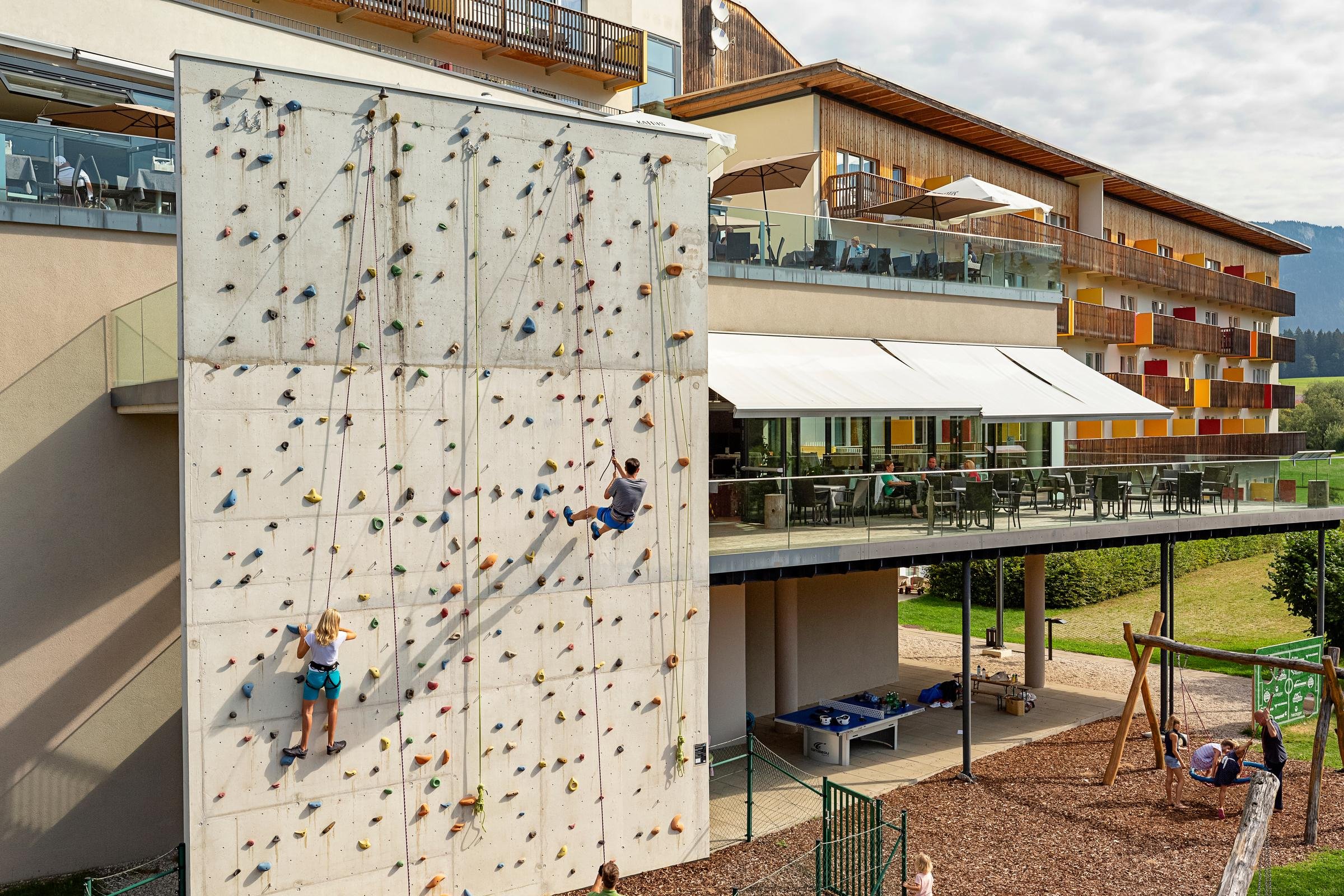 Clubanlage mit Kletterwand und Spielplatz
