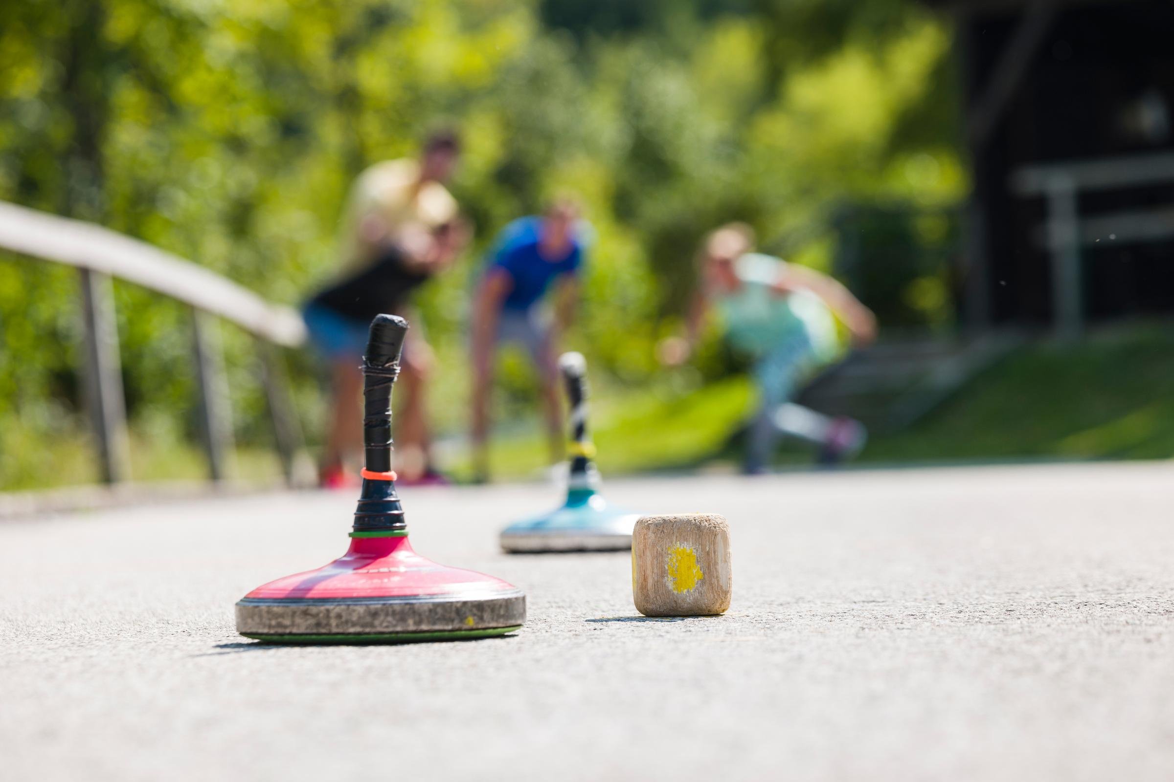 Freunde beim Stockschießen