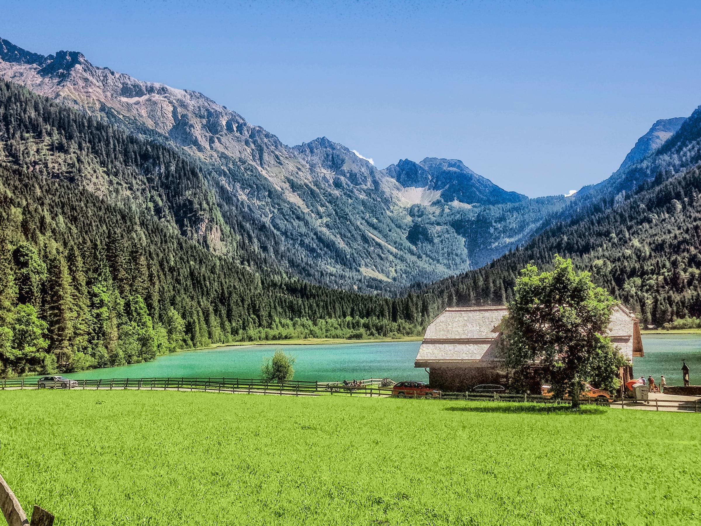 Bilder von Aldiana im Naturpark mit Bergblick, See und gemütlicher uriger Hütte in Deutsch