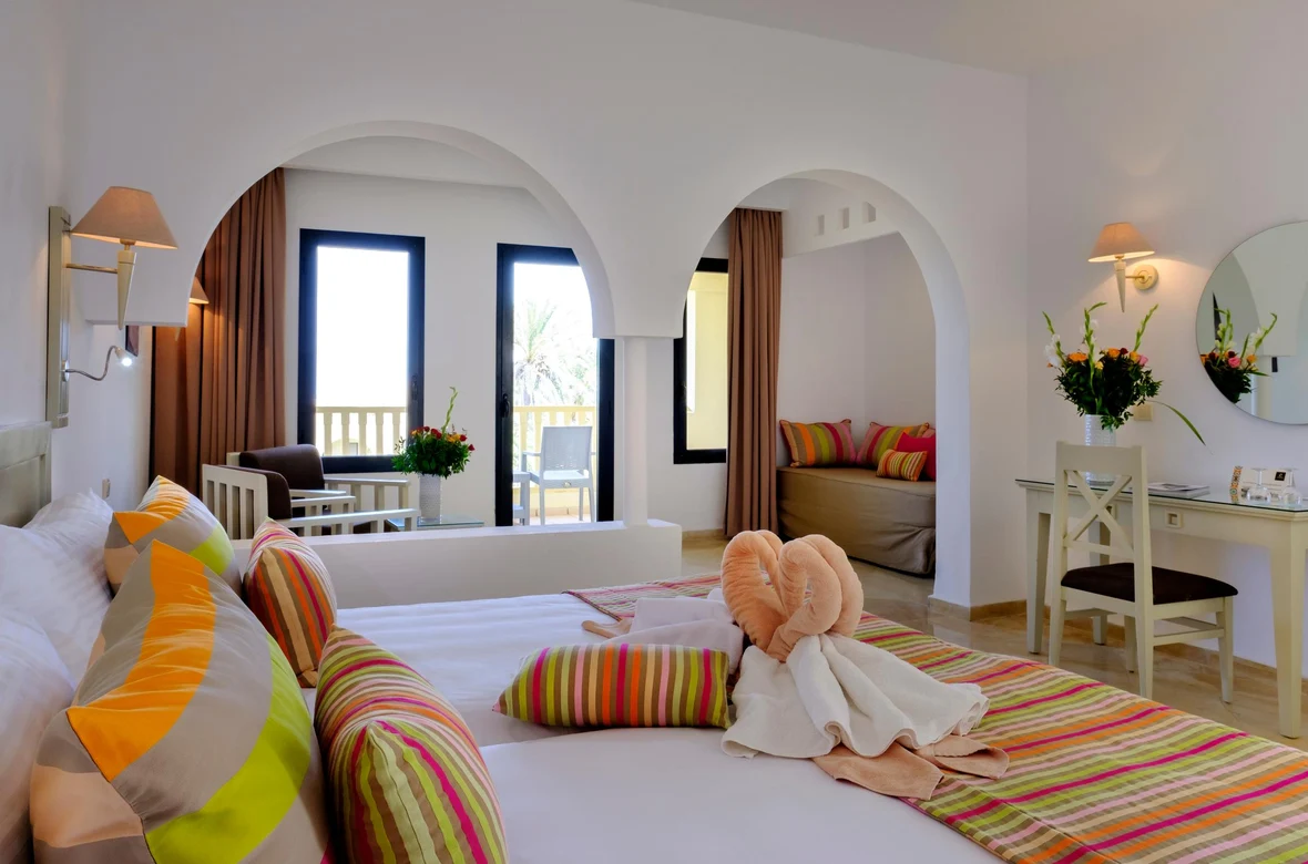 Hotelzimmer mit Bett und Balkon