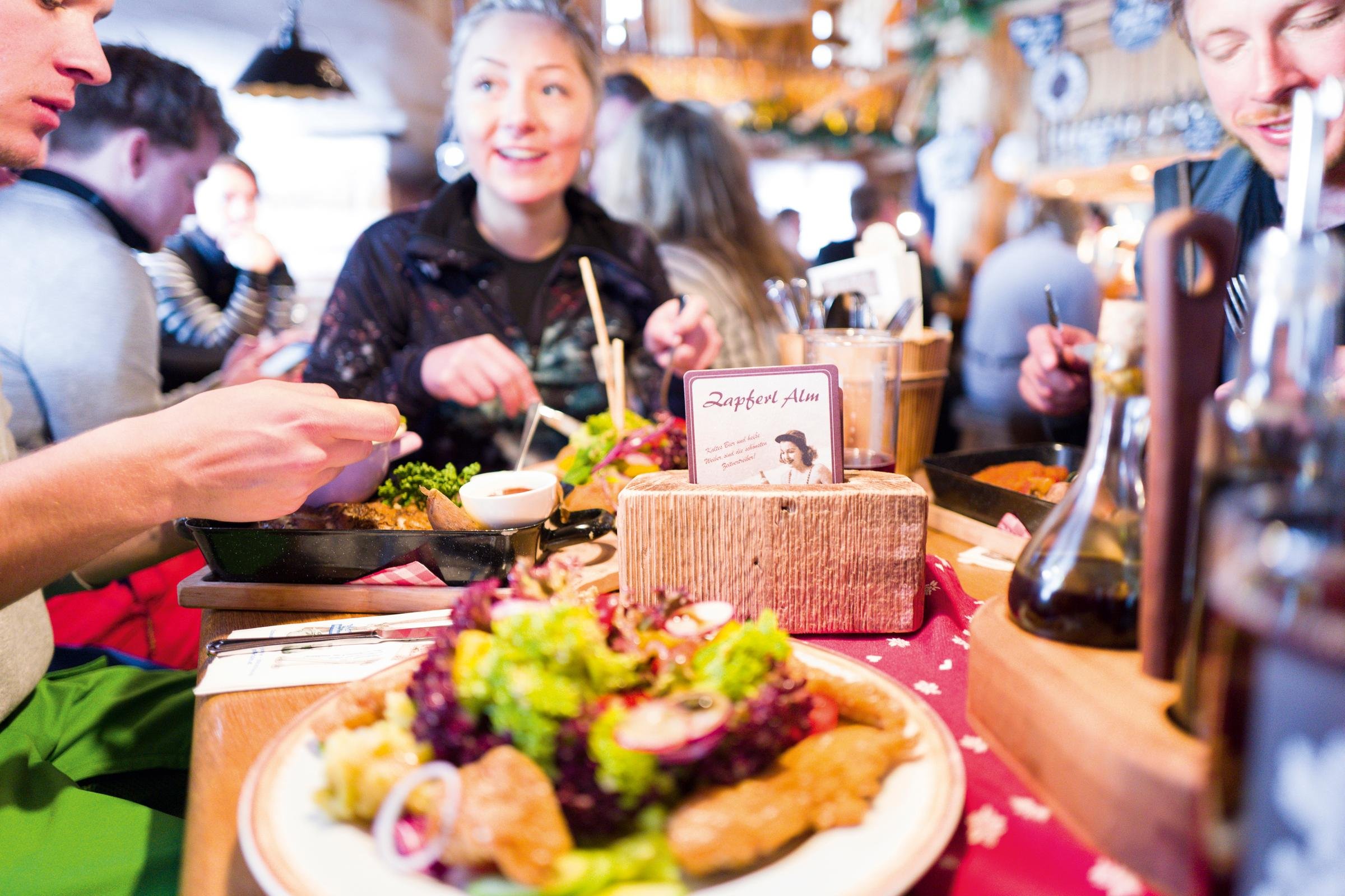 Menschen dining im Aldiana Premium Cluburlaub, Essen, Geselligkeit, entspannte Atmosphäre