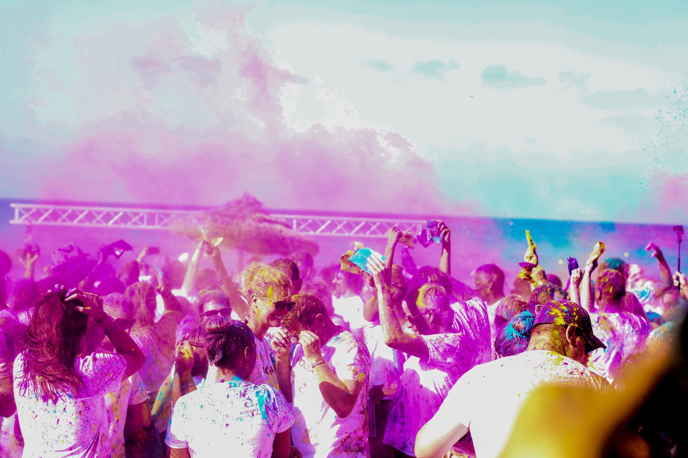 Feiernde Menschen beim Farbenfest am Strand, fröhliche Atmosphäre, Premium Cluburlaub bei Aldiana
