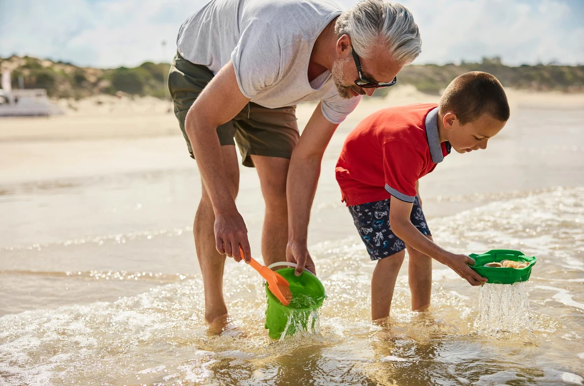 Familie beim Sandspielen am Strand, törichter Urlaub bei Aldiana, Premium Cluburlaub in Natur