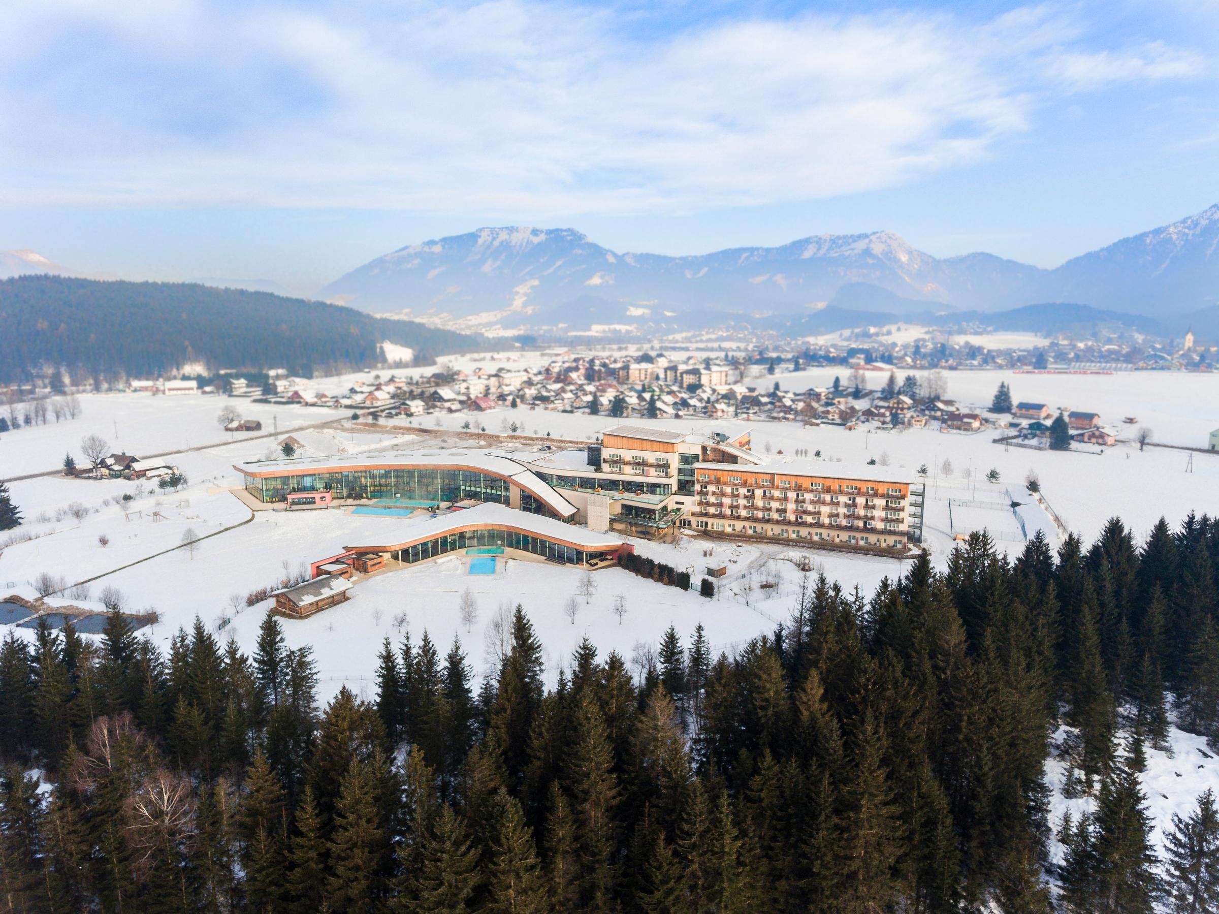 Moderner Aldiana Club im Schneegestäubten Bergland, umgeben von Wäldern und Bergen