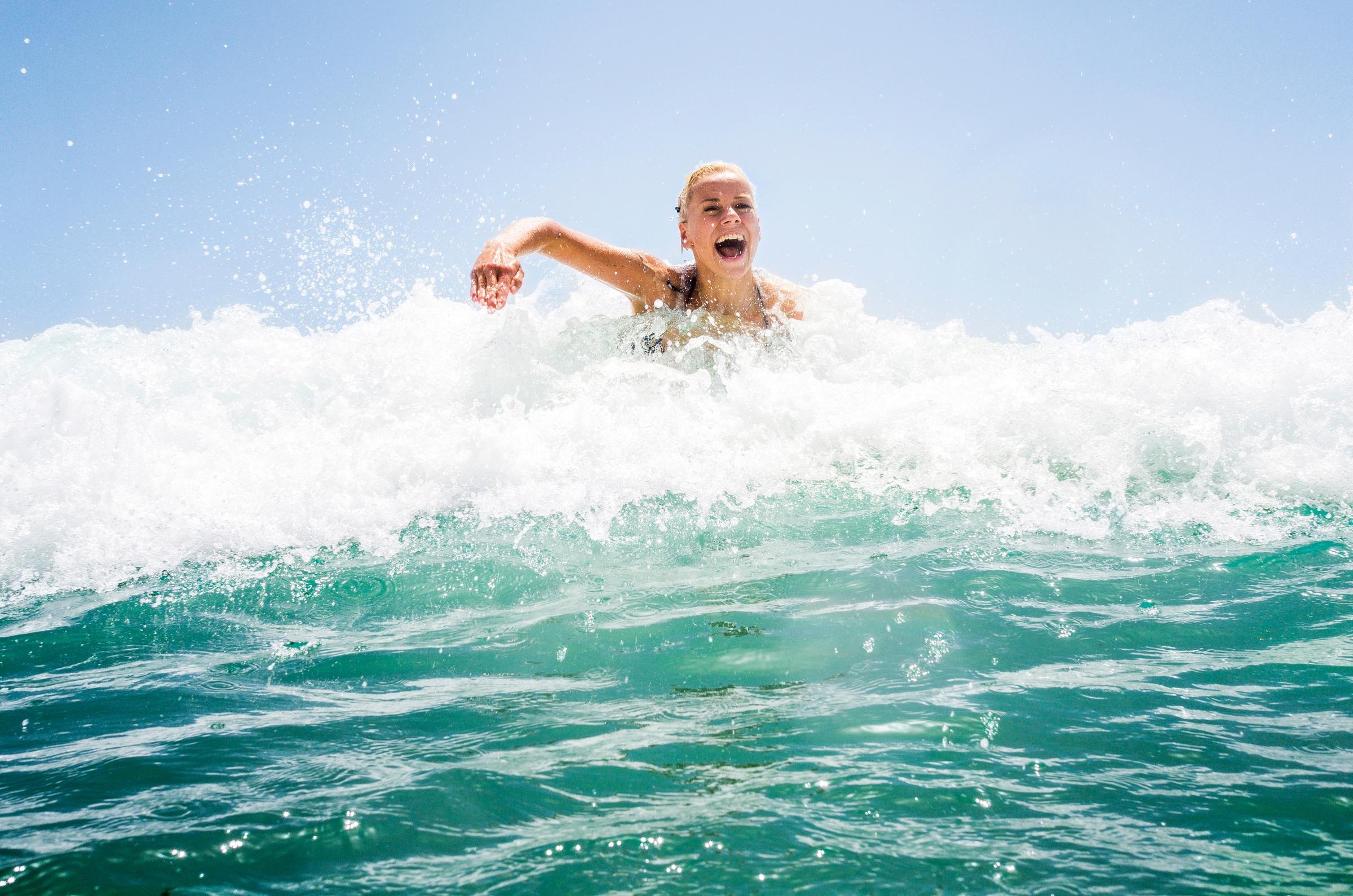 Person schwimmt im Meer während des Urlaubs bei Aldiana, Premium Cluburlaub in entspannter Atmosphäre