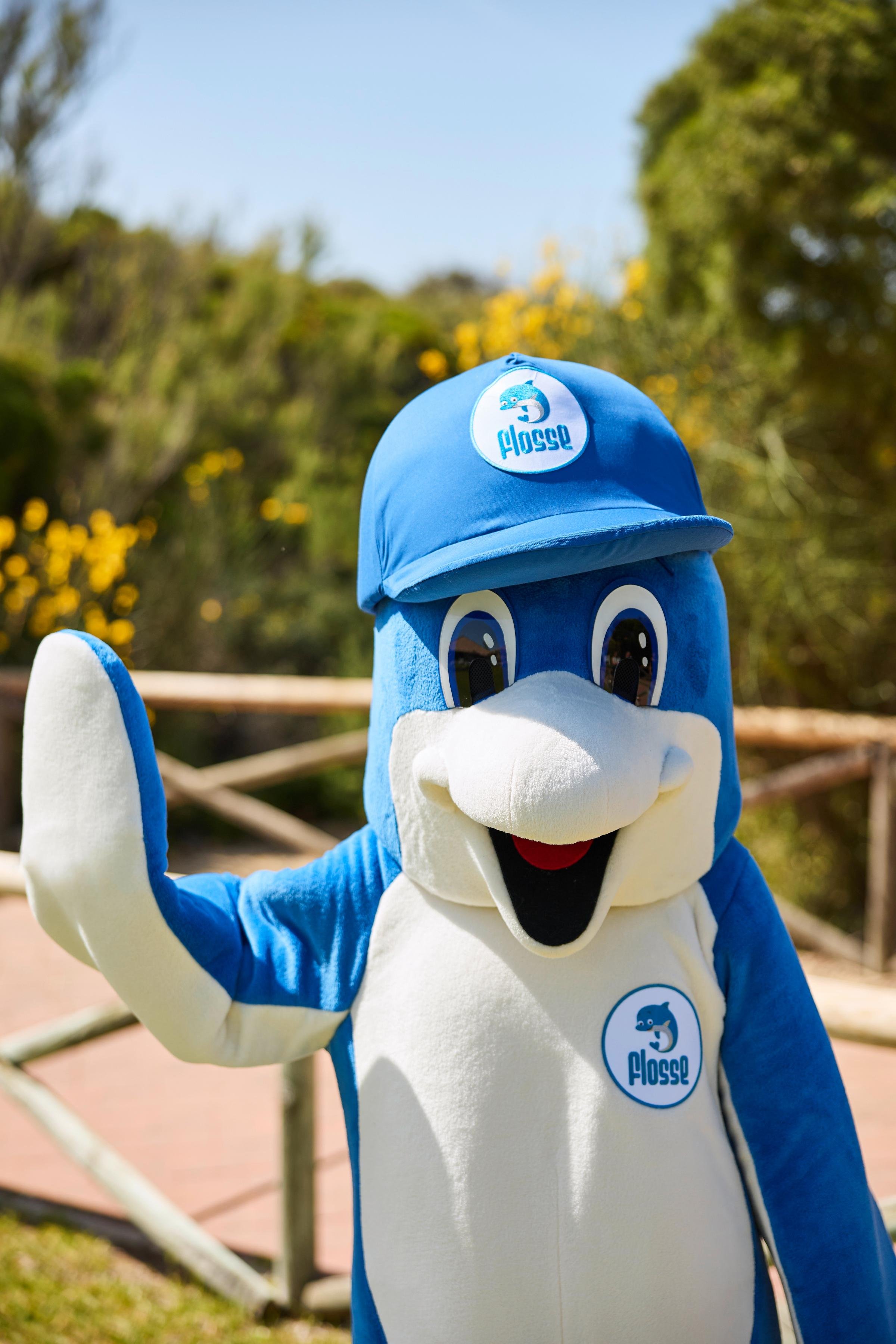 Ein freundlicher Plüschmaskottchen im Aldiana Cluburlaub mit blauem Hut und Kleidung