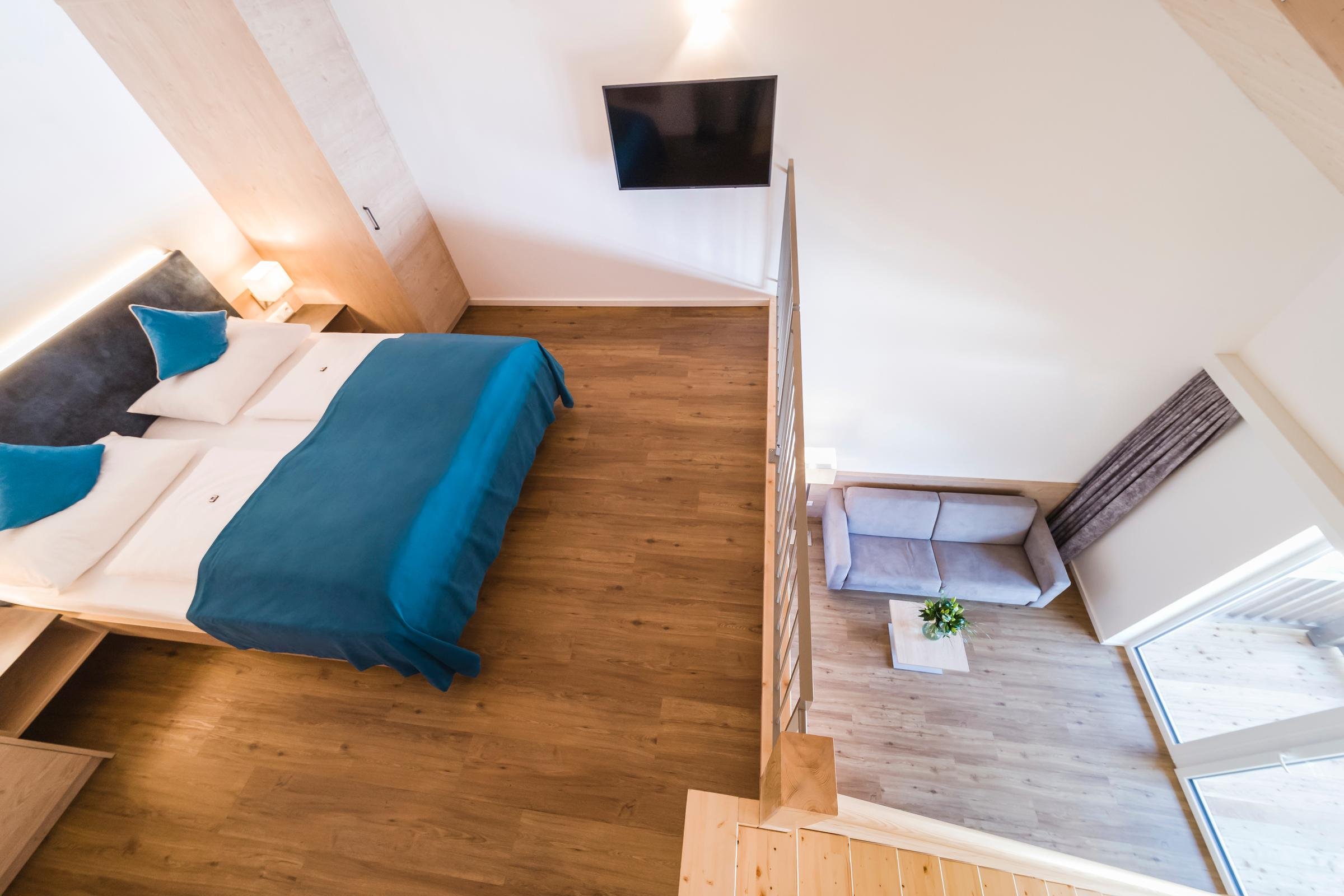 Dachterasse mit Blick auf elegant eingerichtetes Schlafzimmer im Premium Cluburlaub von Aldiana