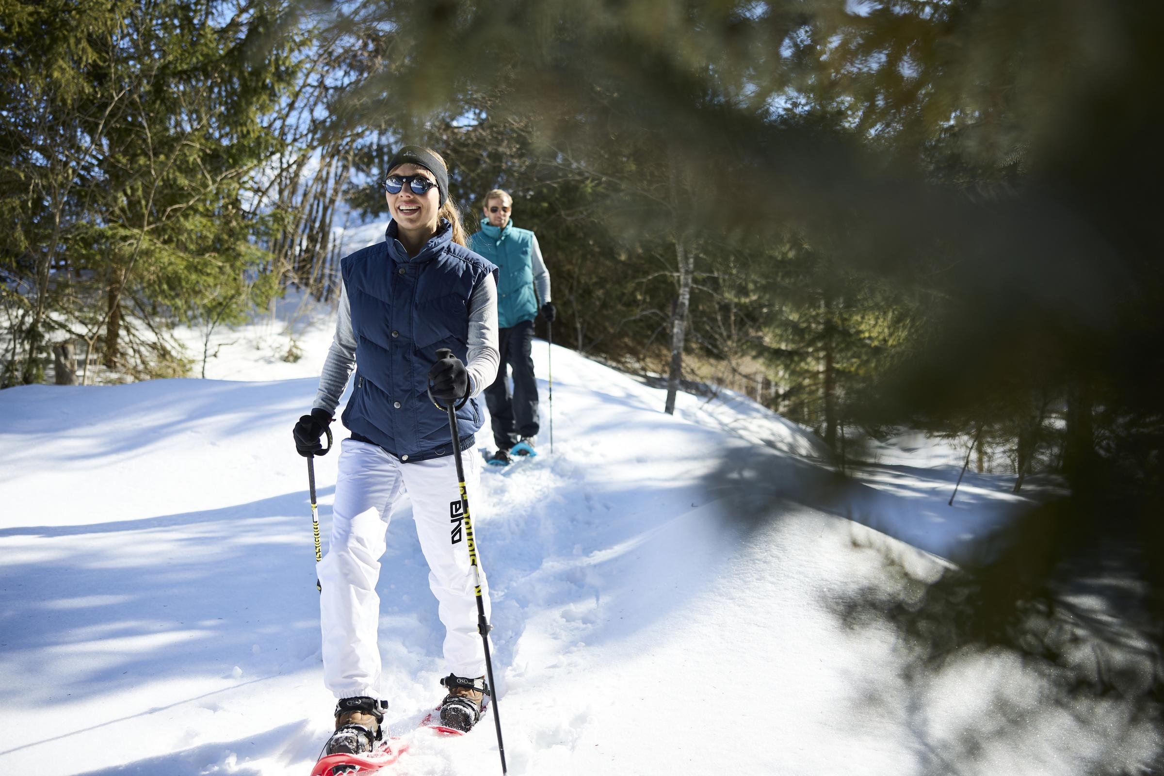 Person beim Skifahren im tiefverschneiten Wald, Winterurlaub bei Aldiana, Premium Cluburlaub