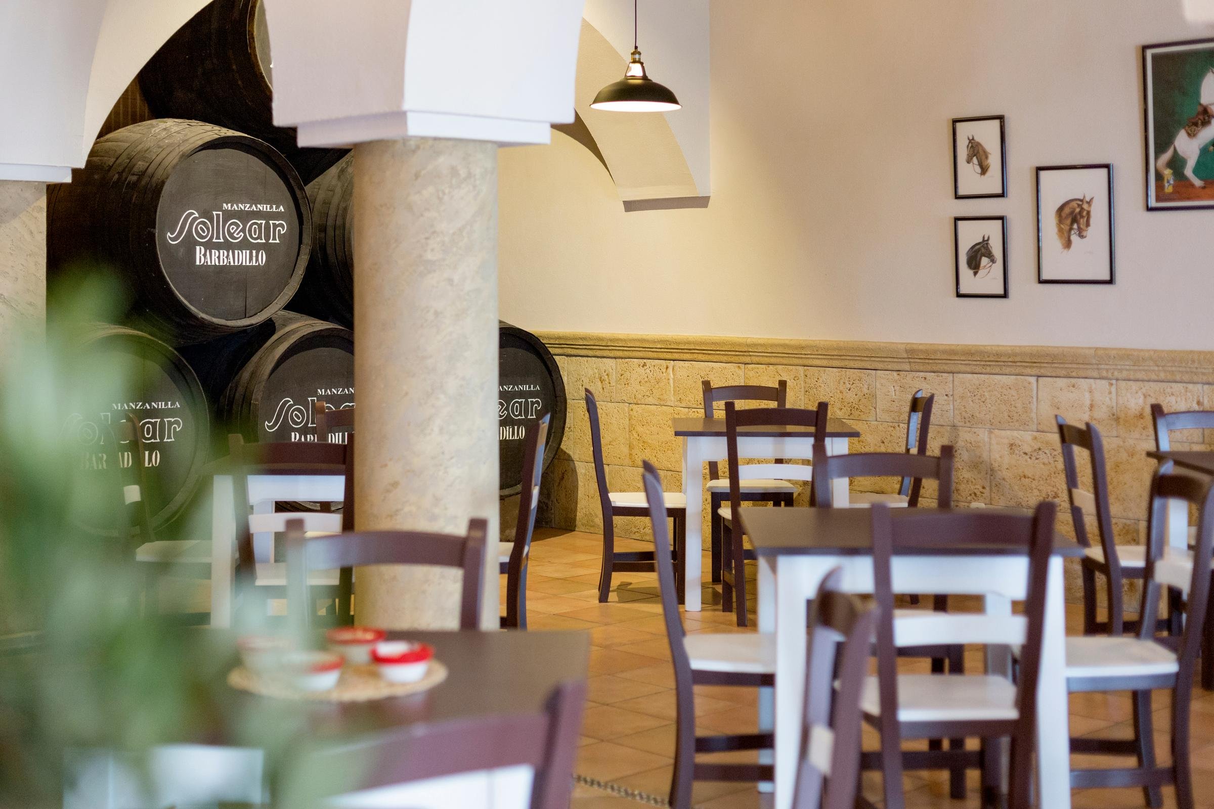 Innenraum eines Premium Cluburlaubsrestaurants bei Aldiana, warme Atmosphäre, stilvolle Einrichtung