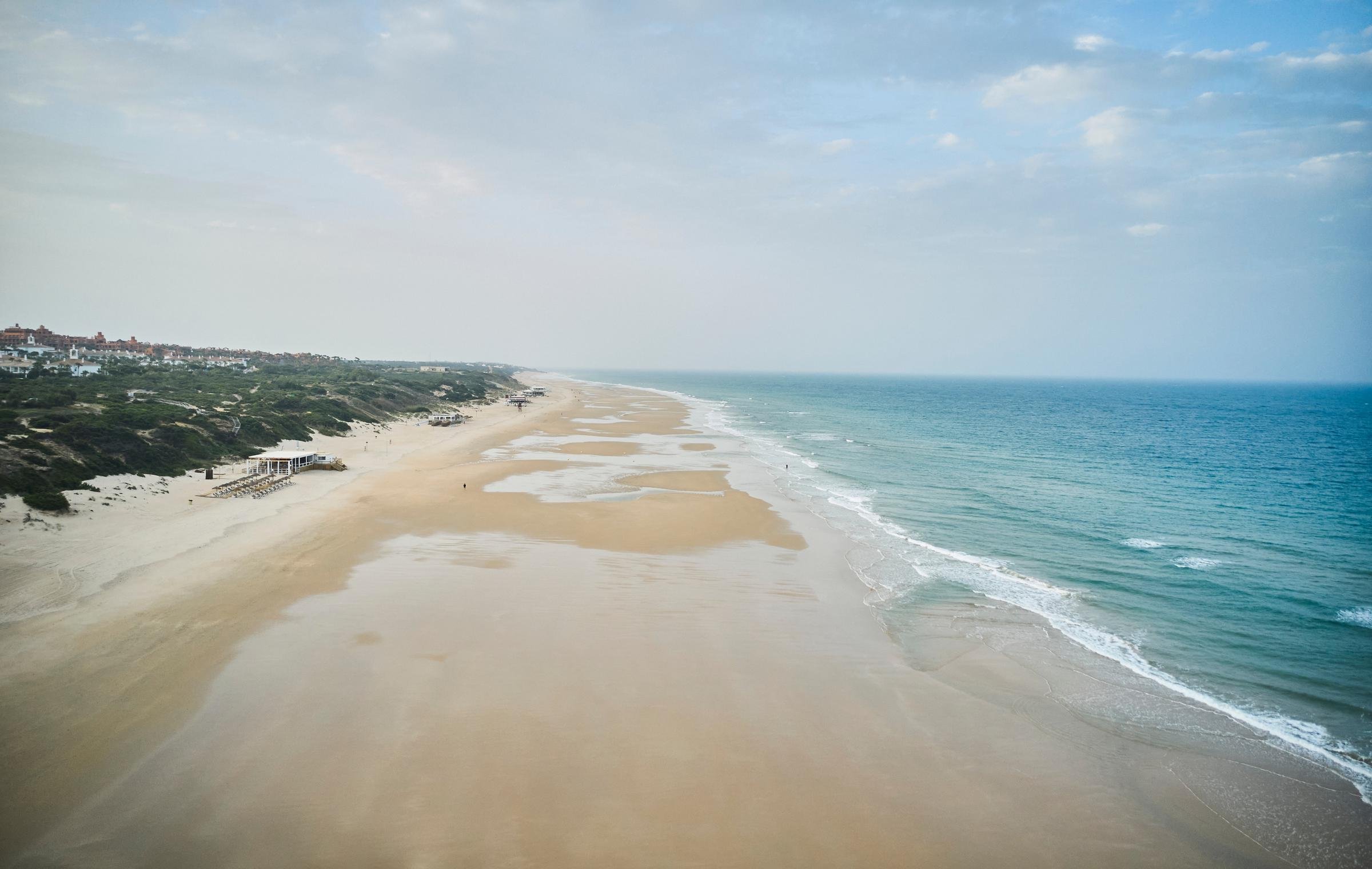 Strandbild von Aldiana mit ruhigem Meer und weichem Sand, ideal für Premium Cluburlaub