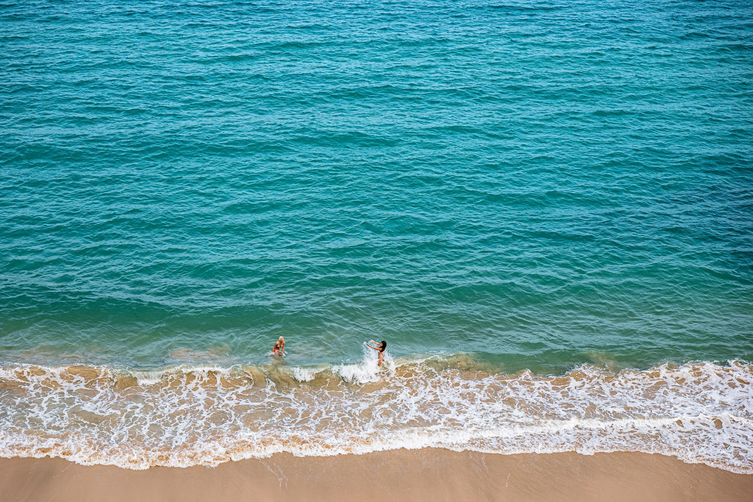 Entspannen am Strand mit blauem Wasser bei Aldiana, Ferienparadies für Familien und Paare.