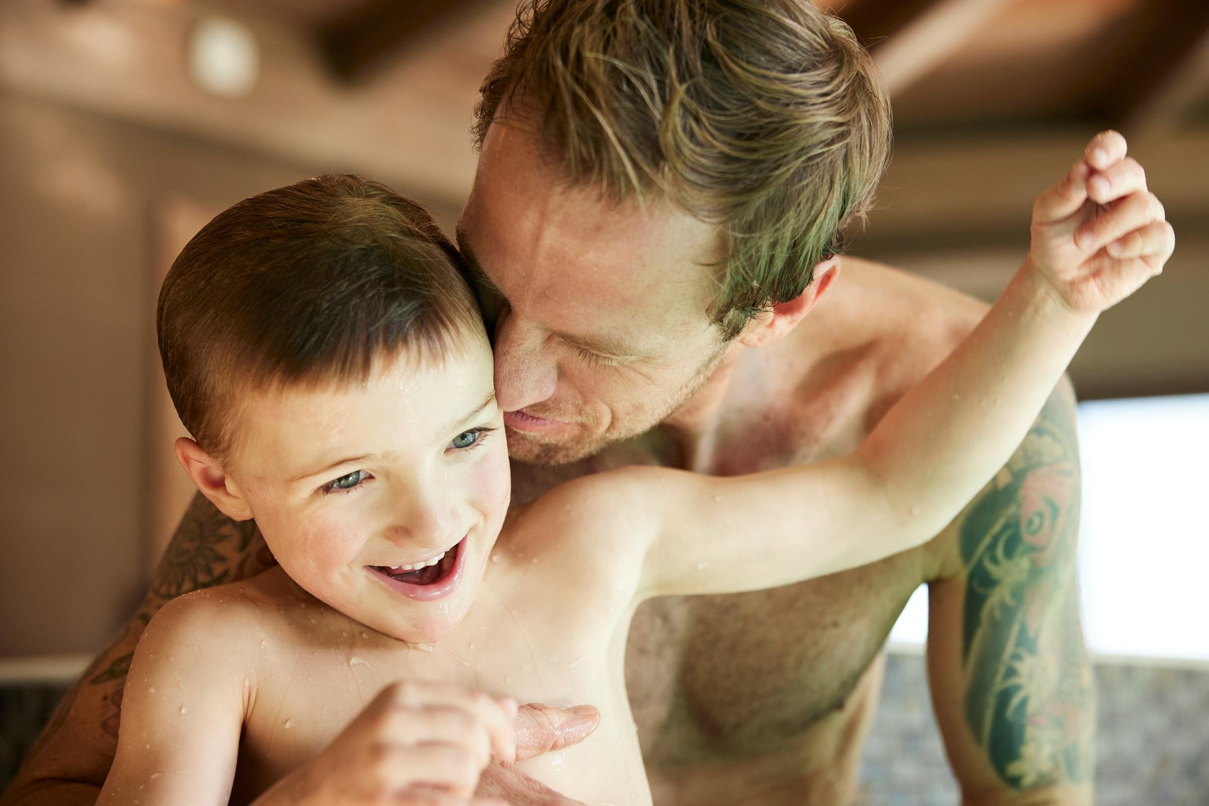 Zwei Kinder mit einem Erwachsenen beim Spielen, Urlaub bei Aldiana, Premium Cluburlaub