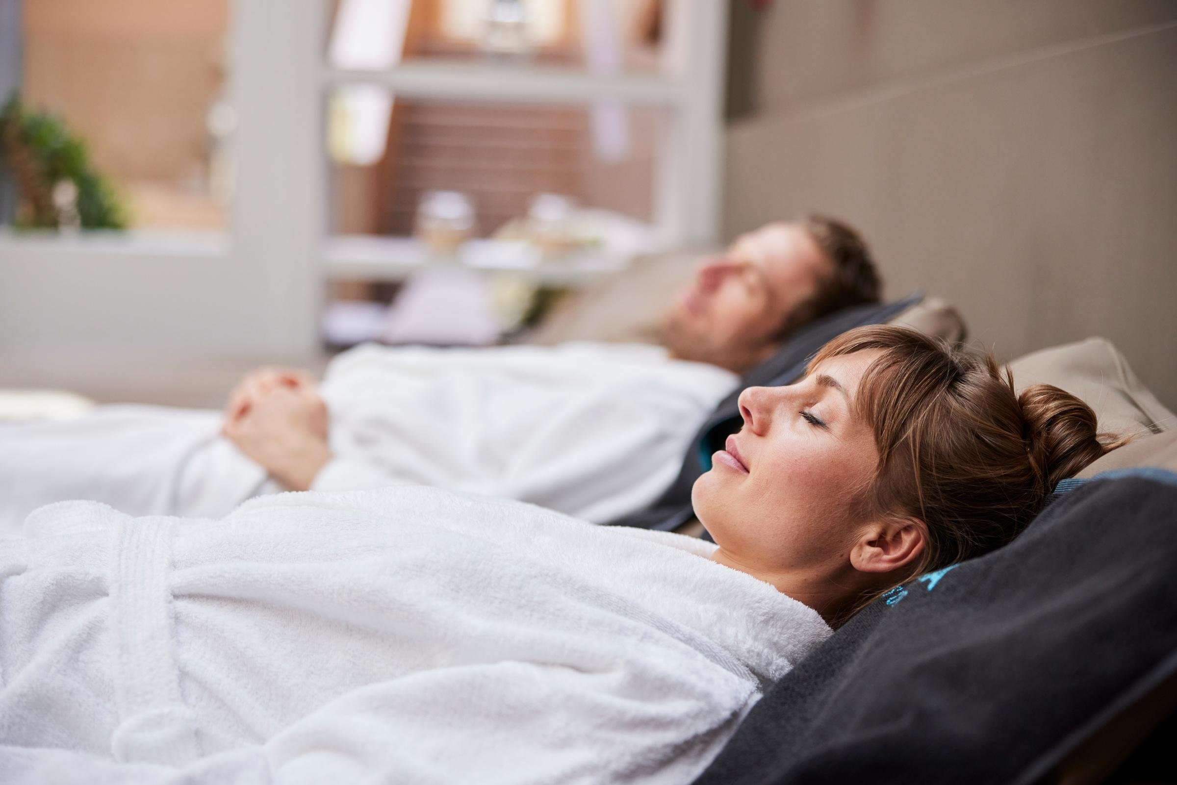 Paare entspannen im hochwertigen Aldiana Premium Cluburlaub im Schlafzimmer