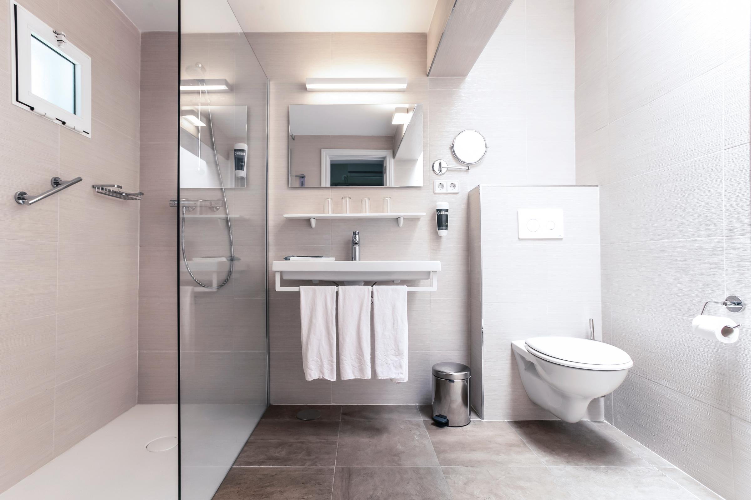 Badezimmer mit WC, Dusche und Waschbecken