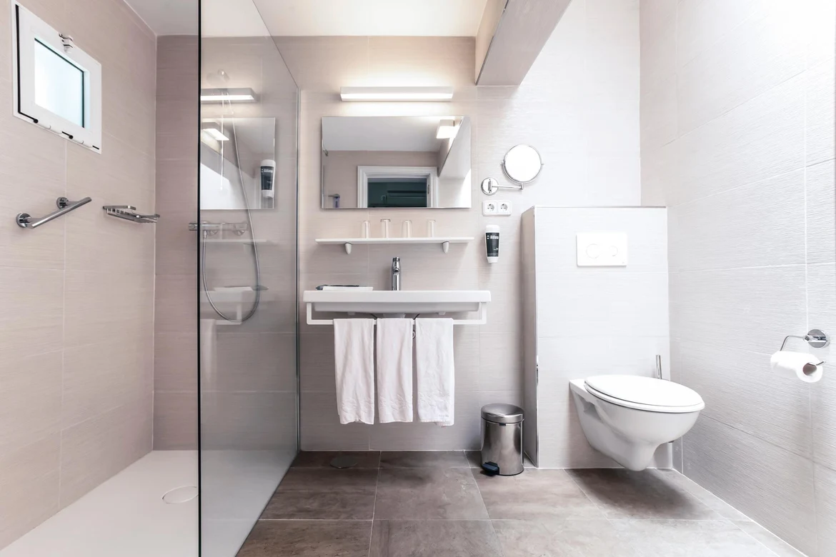 Badezimmer mit WC, Dusche und Waschbecken