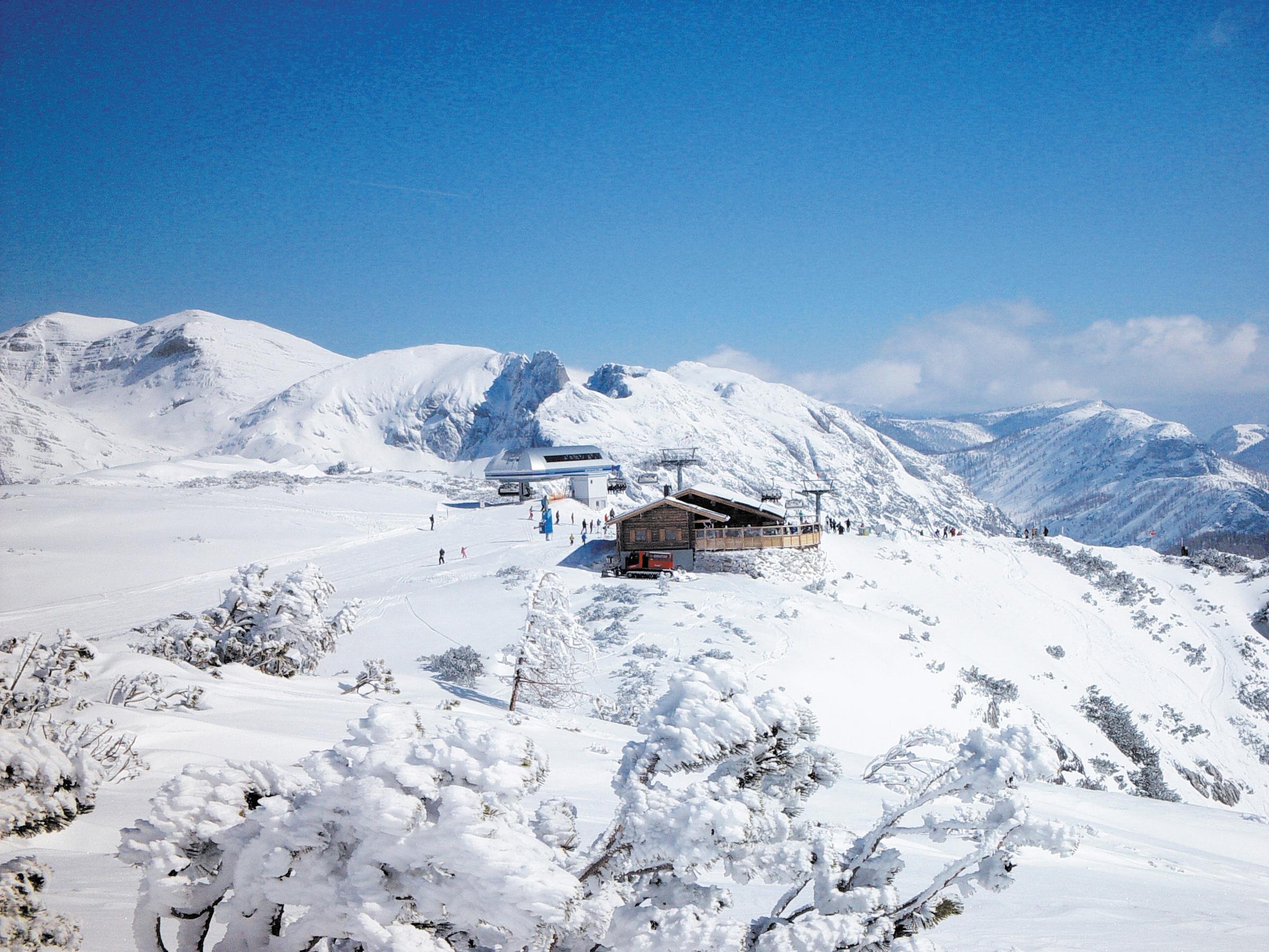 Schneegebirge und Skihütten bei Aldiana im Premium Winterurlaub in den Bergen