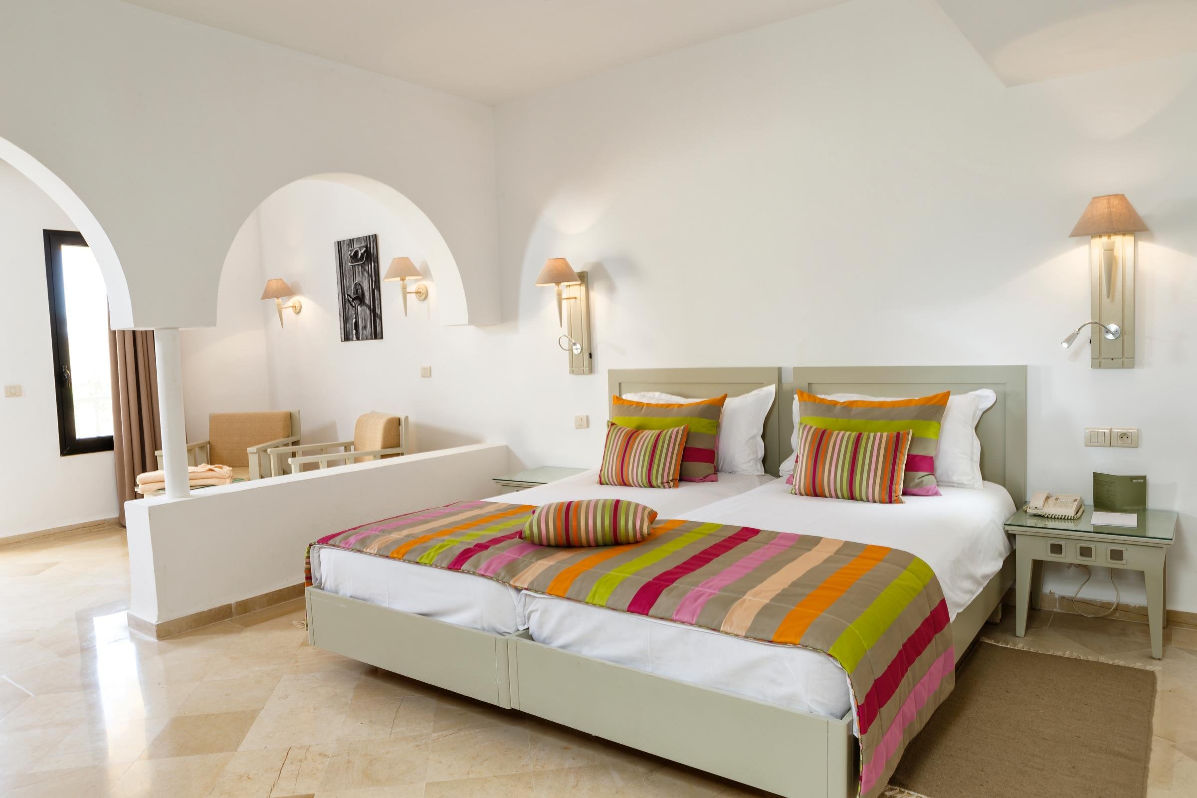 Ein modernes Hotelzimmer bei Aldiana mit Doppelbett, Conferencenraum und Dekoration