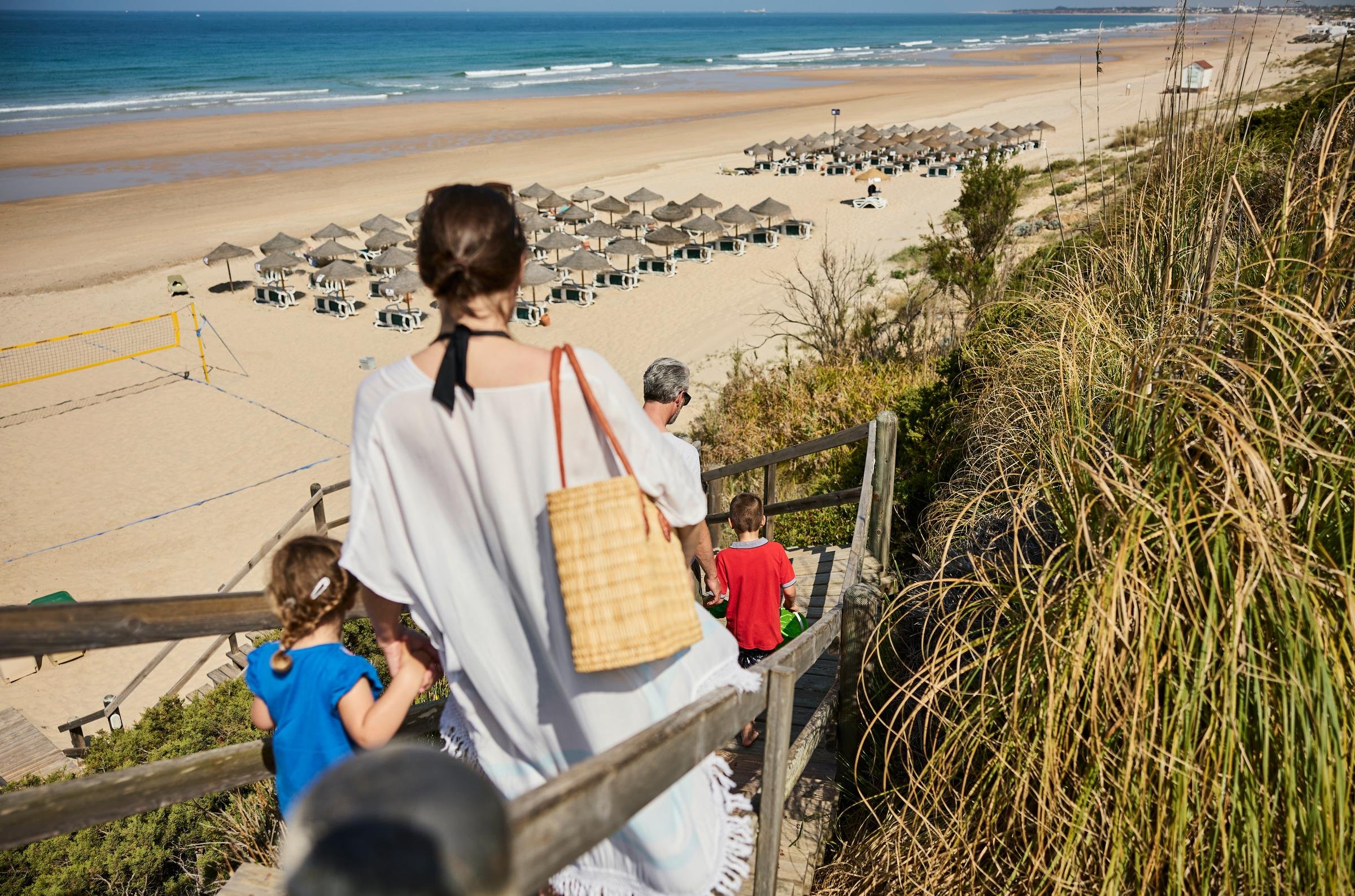 Familie genießt Urlaub am Strand mit Sonnenliegen und Beach-Club bei Aldiana