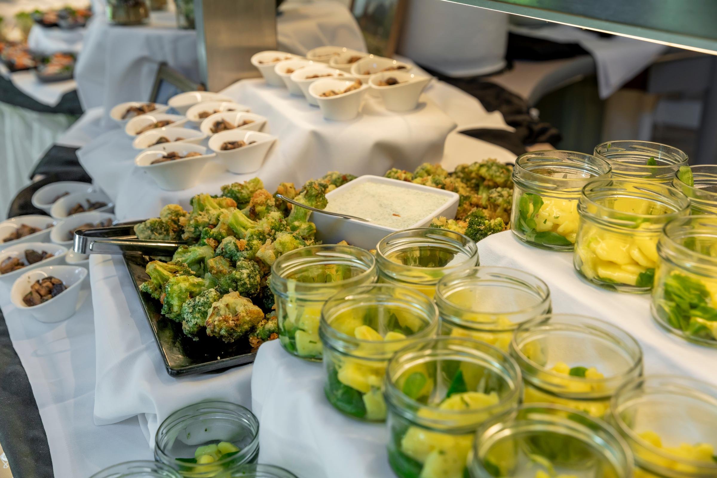 Buffet mit verschiedenen Vorspeisen und Frühlingszwiebeln bei Aldiana Premium Cluburlaub