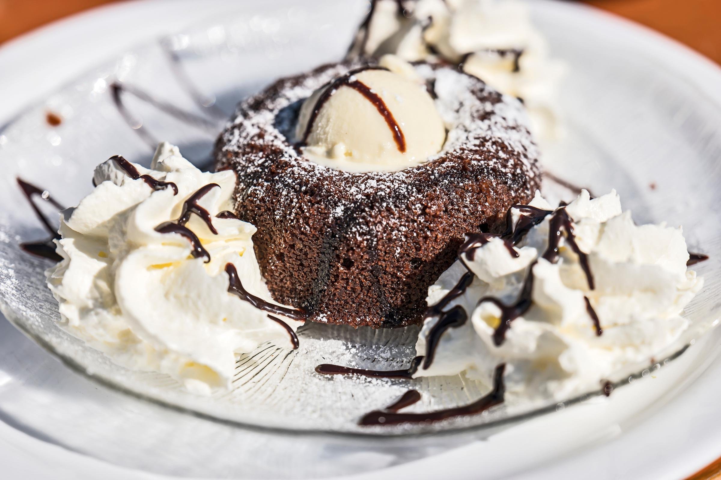 Dessert mit Schokoladenkuchen, Vanilleeis und Sahne, geeignet für einen Premium Cluburlaub