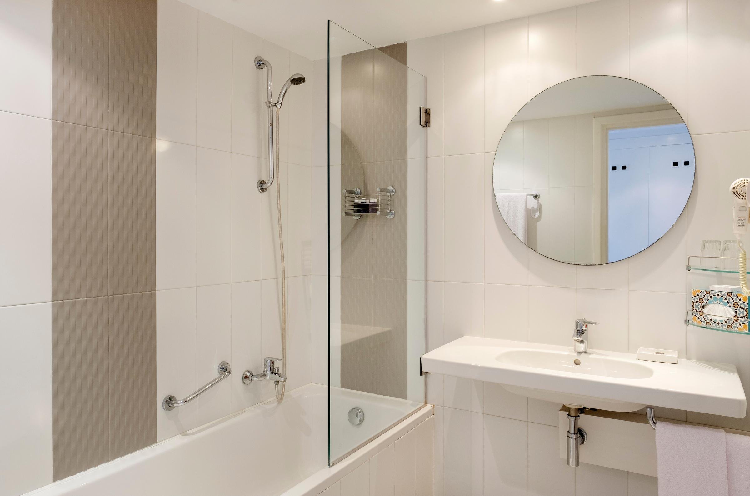 Badezimmer mit Dusche und Spiegel im modernen Premium Cluburlaub bei Aldiana