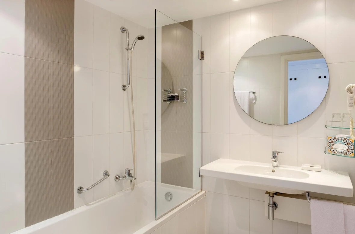 Badezimmer mit Dusche und Spiegel im modernen Premium Cluburlaub bei Aldiana