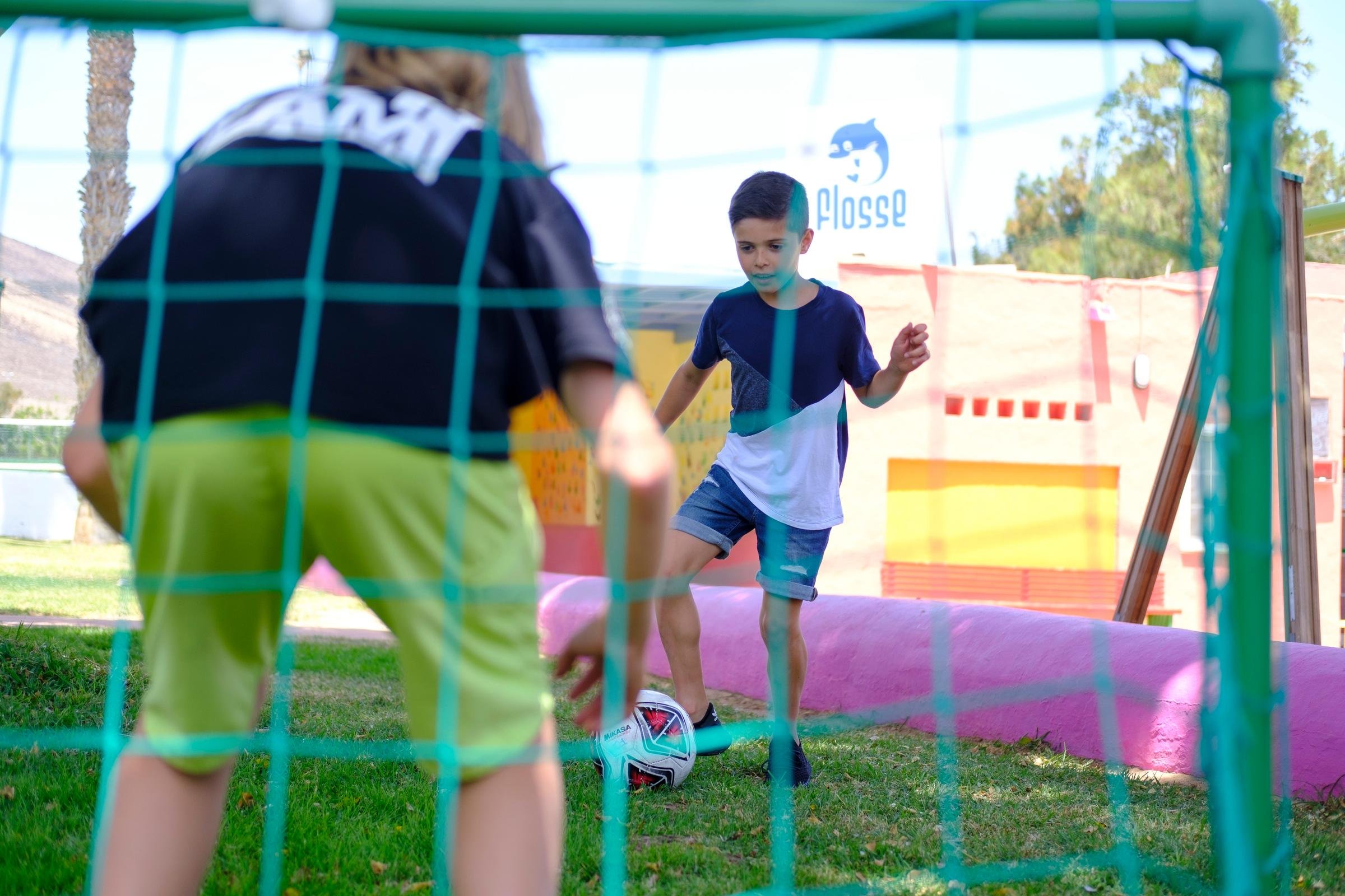 Kinder beim Fußballspielen im Premium Cluburlaub bei Aldiana auf dem Spielplatz