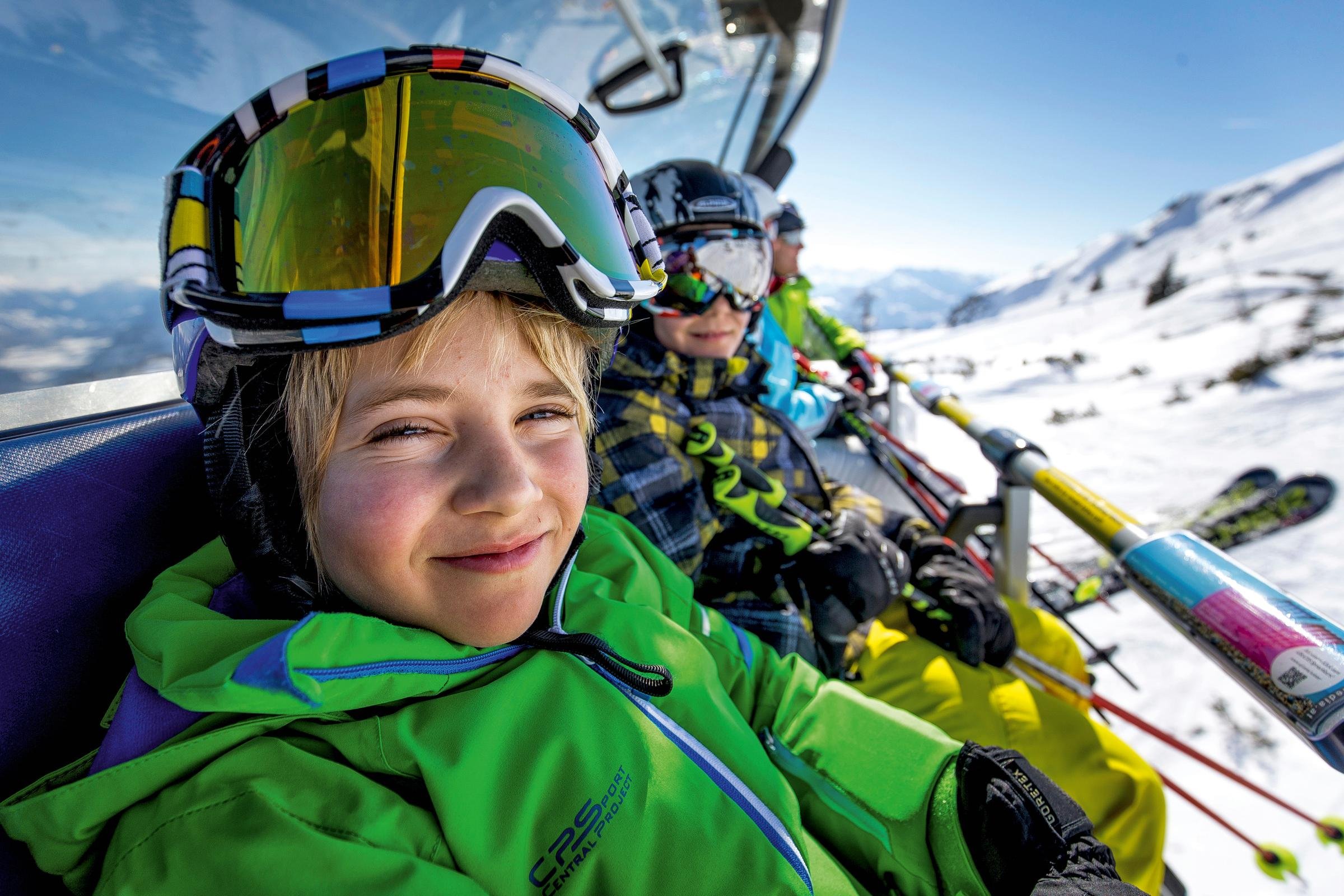 Skifahrer in Berglandschaft bei Sonnenschein, Schnee, Berge und klare Luft