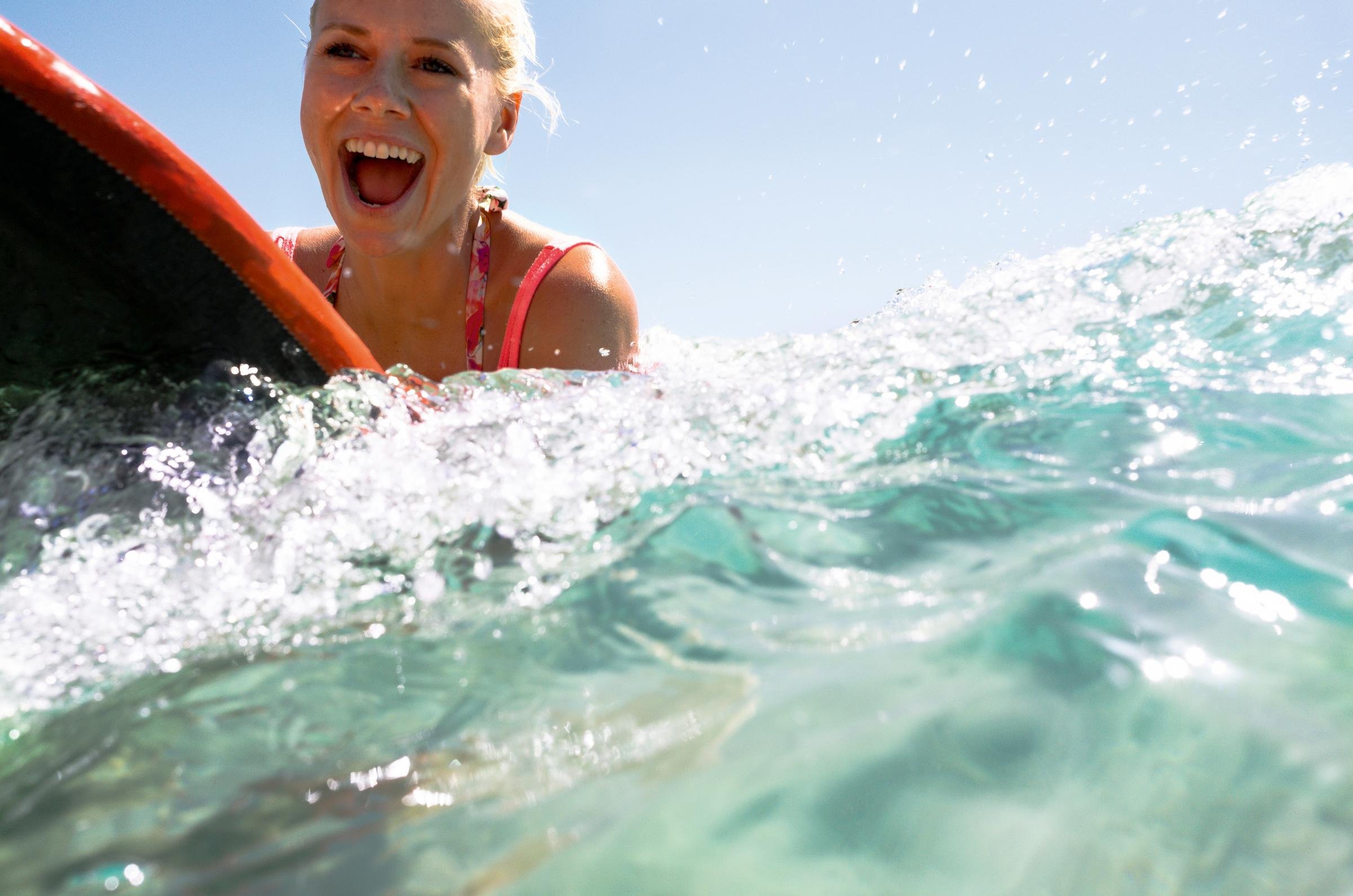Frau beim Wassersport am Meer in einem Premium Cluburlaub bei Aldiana