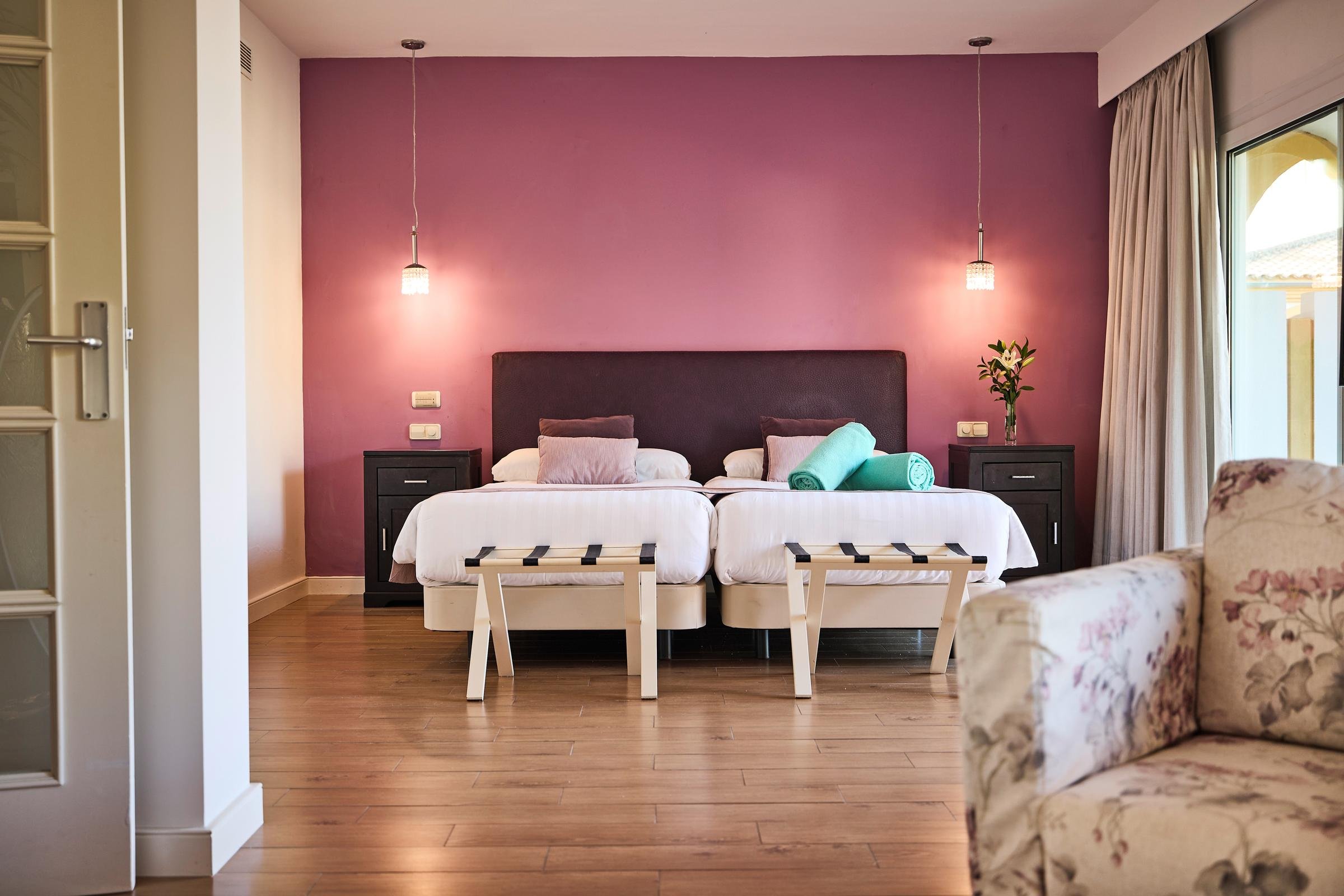 Schlafzimmer im Premium Cluburlaub von Aldiana mit gemütlichem Bett und stilvoller Einrichtung