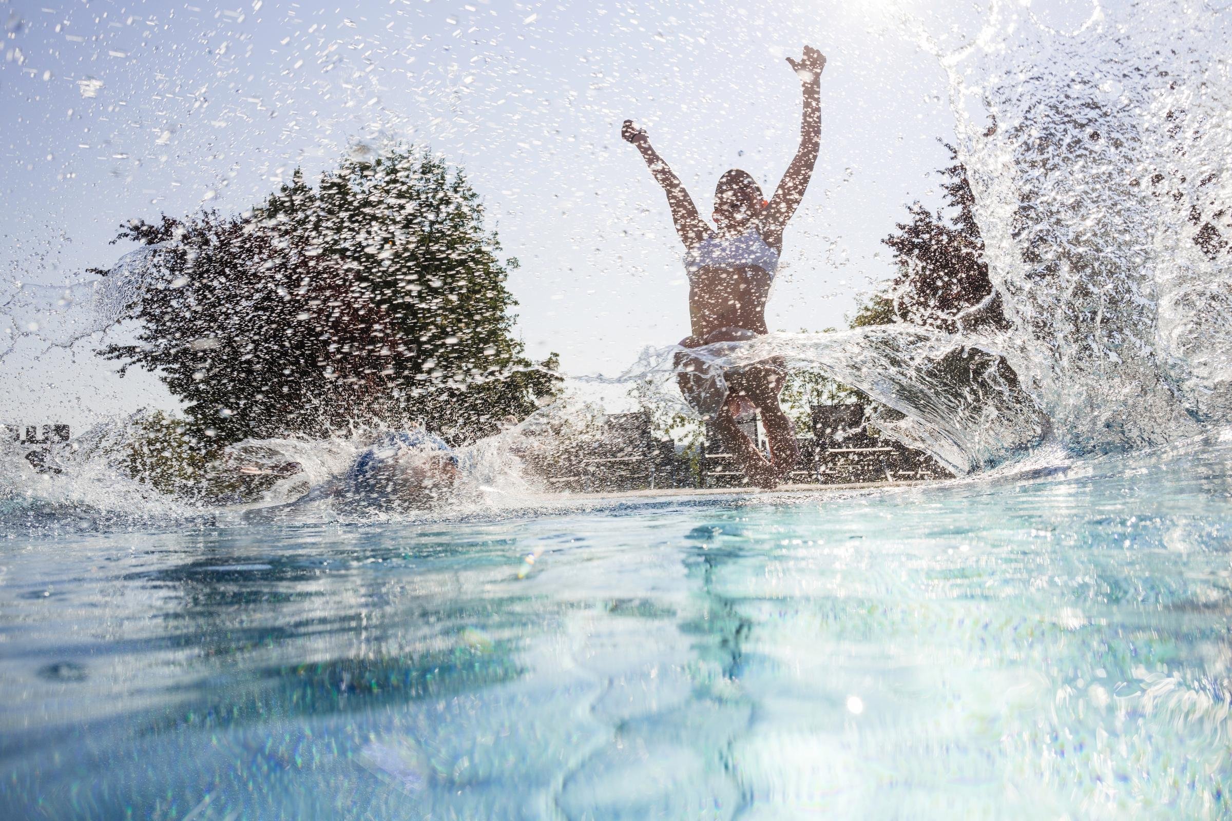 Person springt fröhlich ins Wasser bei Aldiana im Premium Cluburlaub