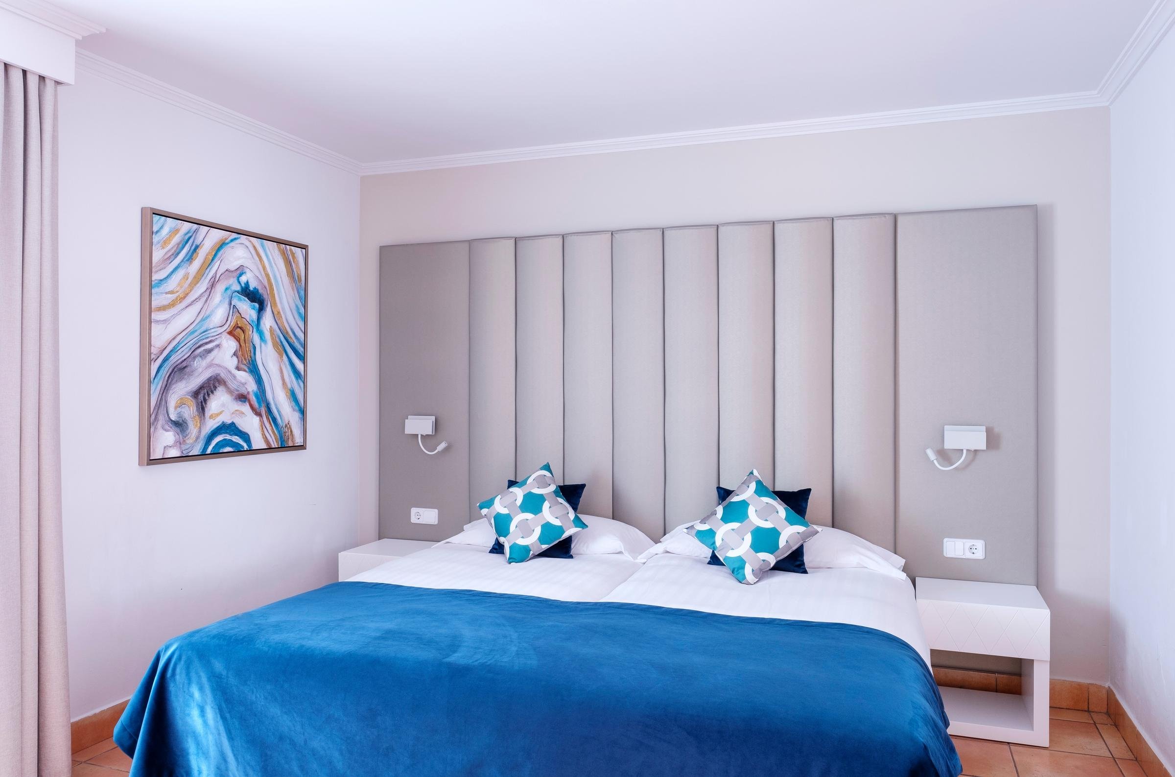 Aldiana Hotel Zimmer mit bequemem Bett, bunten Kissen und entspannter Atmosphäre