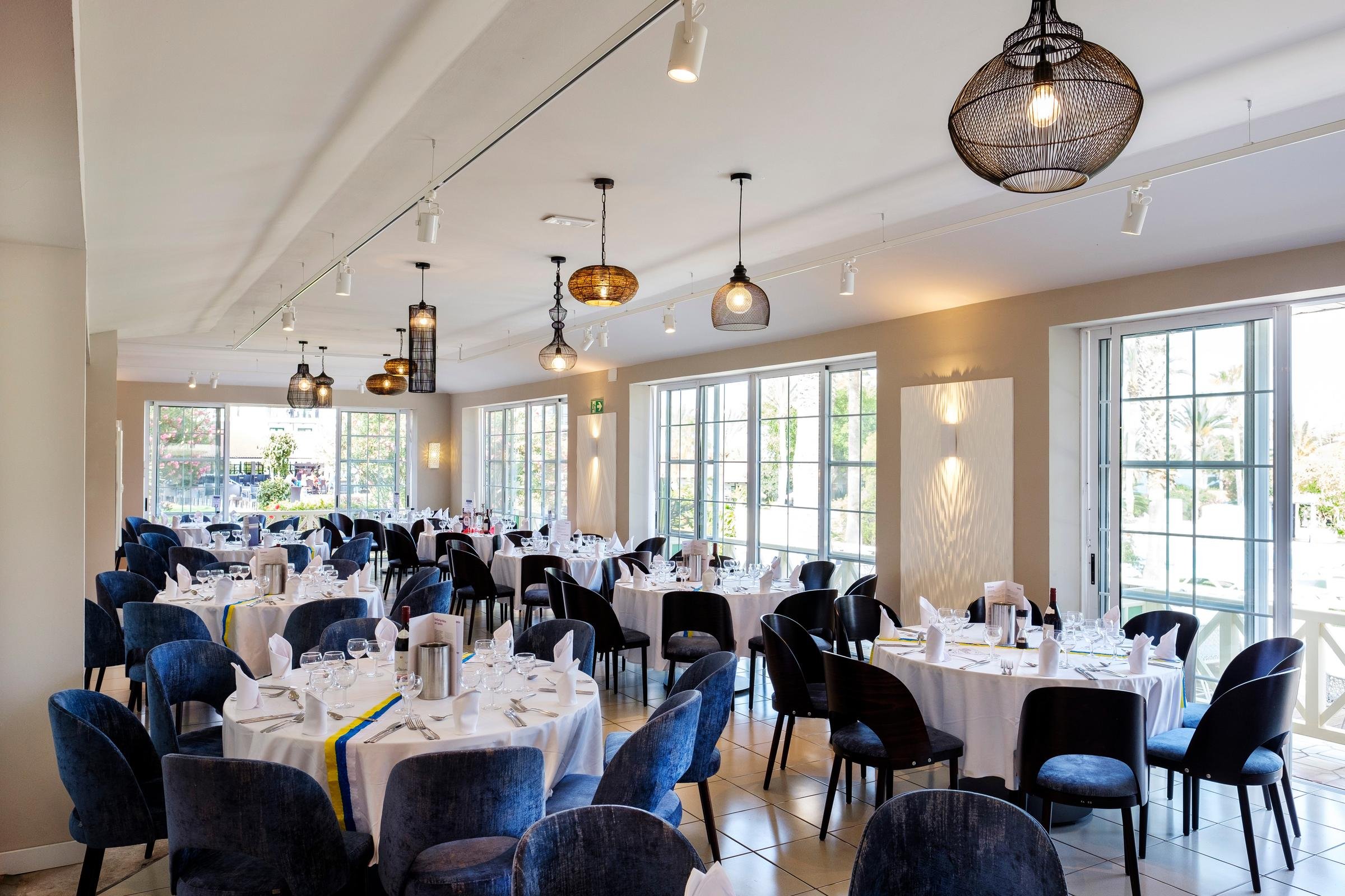 Elegantes Restaurant bei Aldiana mit stilvoller Atmosphäre und komfortfreundlicher Einrichtung.